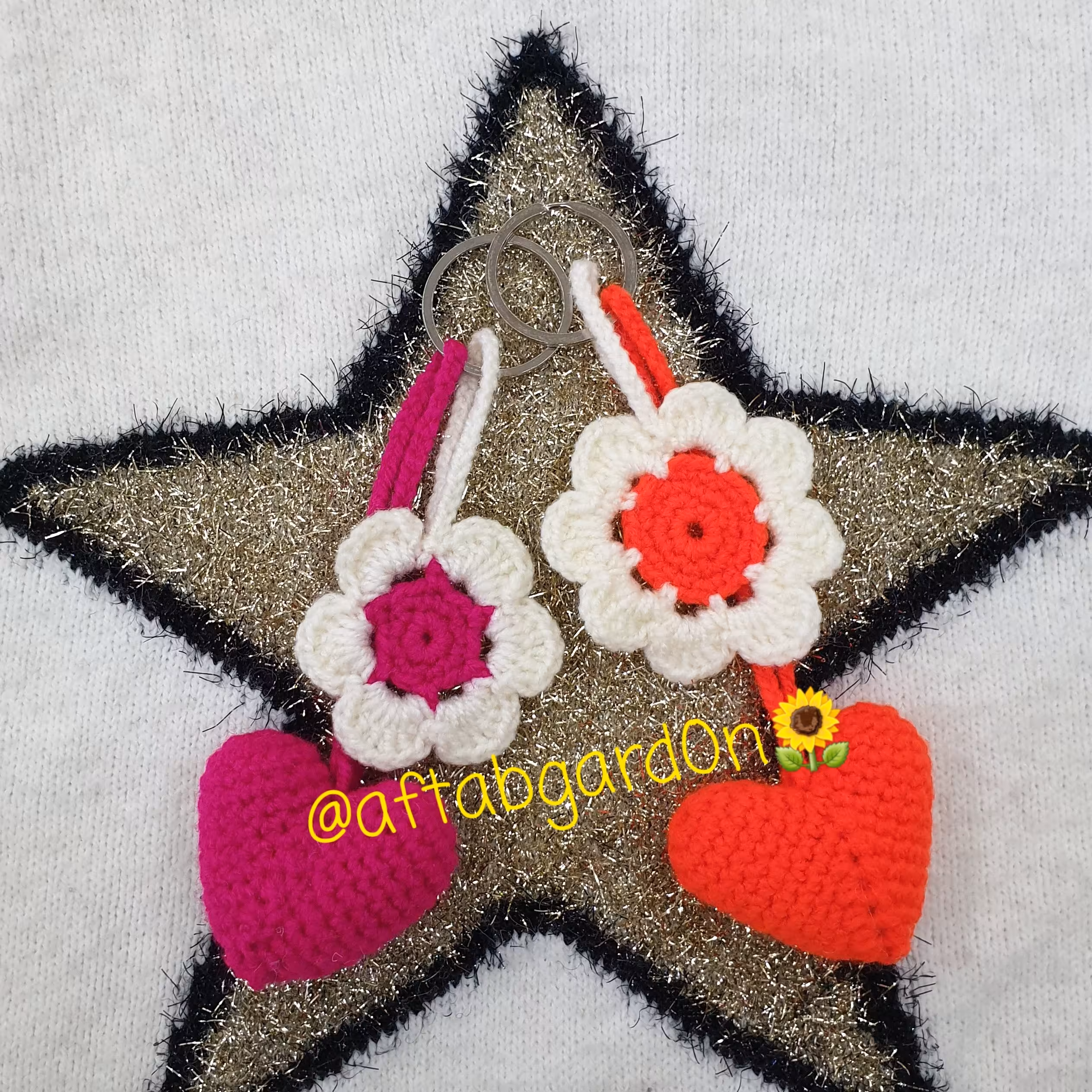 جاسوئیچی و آویز قلب و گل