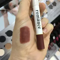 رژ لب مدادی مات دیپ رومانس تناژ رنگ قهوه ای شماره 210