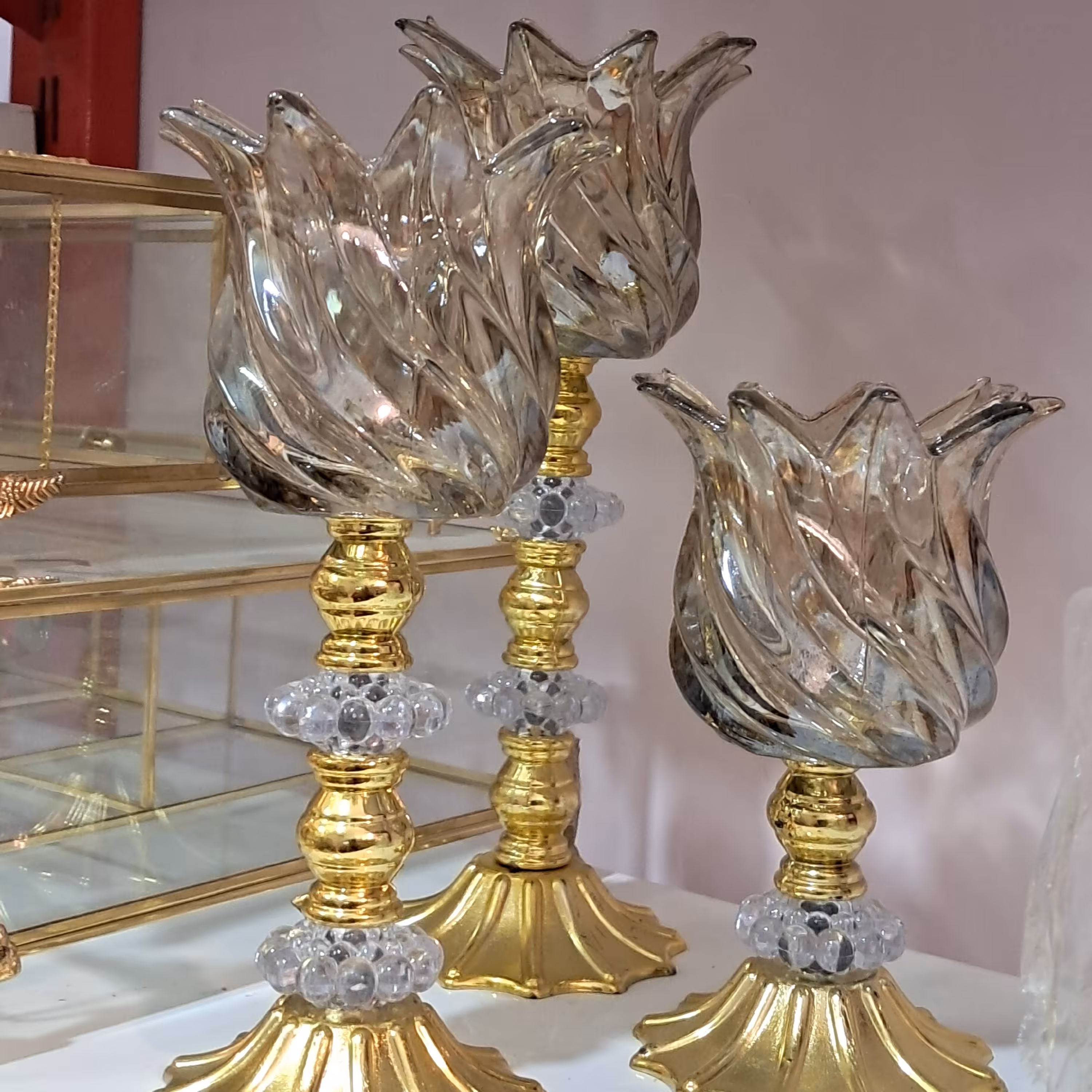 شمعدان بلوری  رنگ طلایی پایه ثابت  مناسب برای استفاده و دکوری 