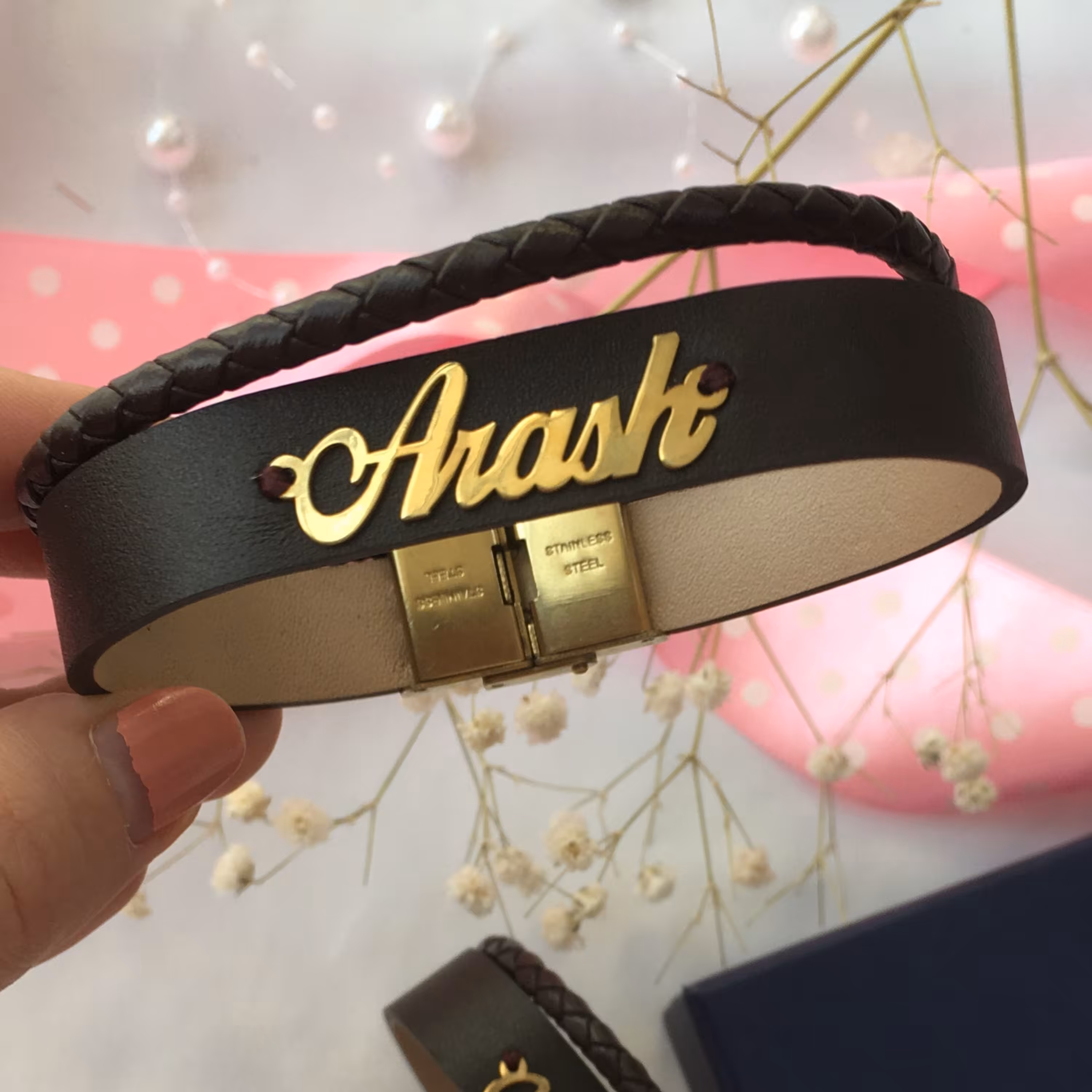 دستبند چرم Arash  آرش با پلاک نقره با آبکاری طلا 18 عیار و چرم طبیعی