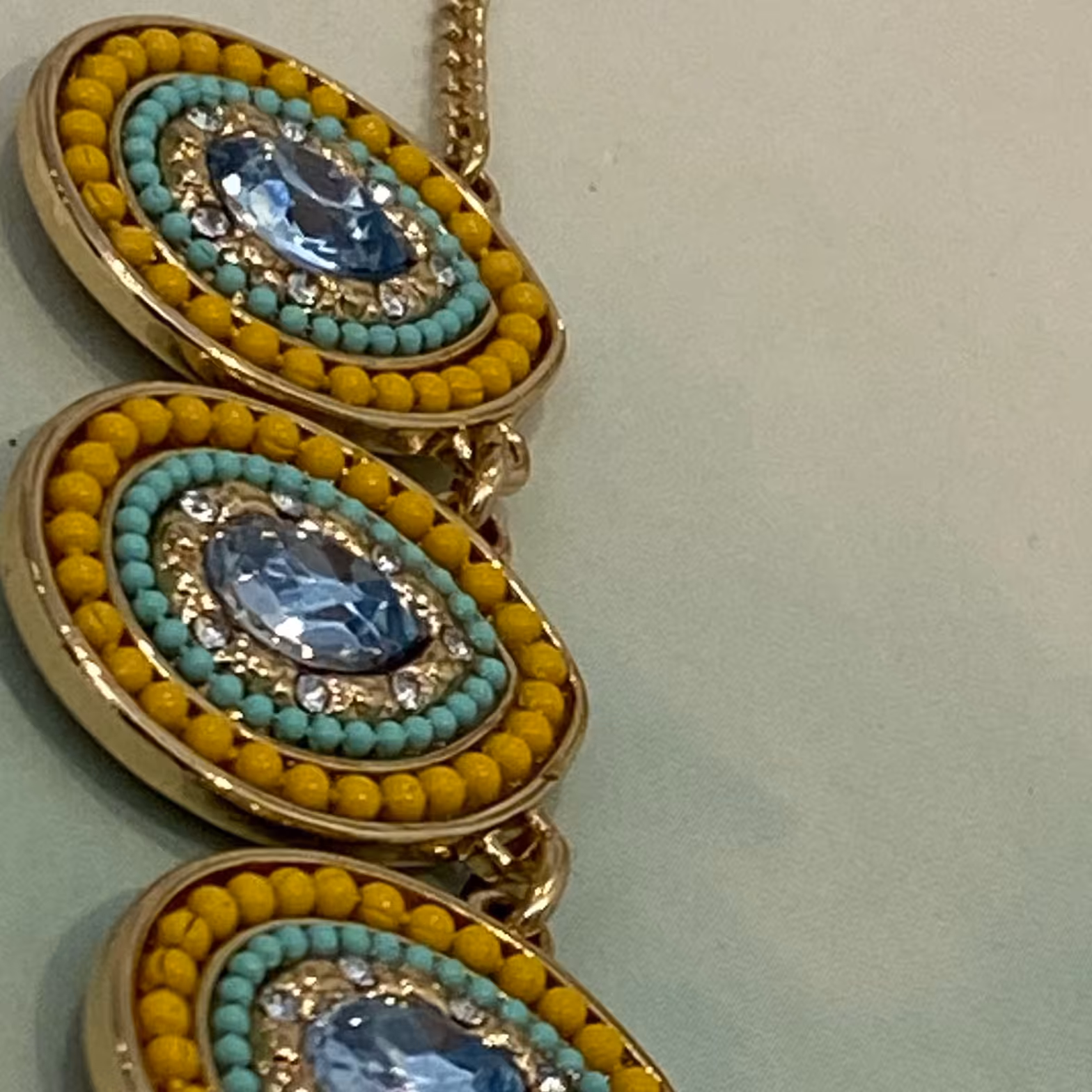 نیم ست بی نظیر و خاص
بسیار شیک و زیبا در گردن 
متفاوت و عالی