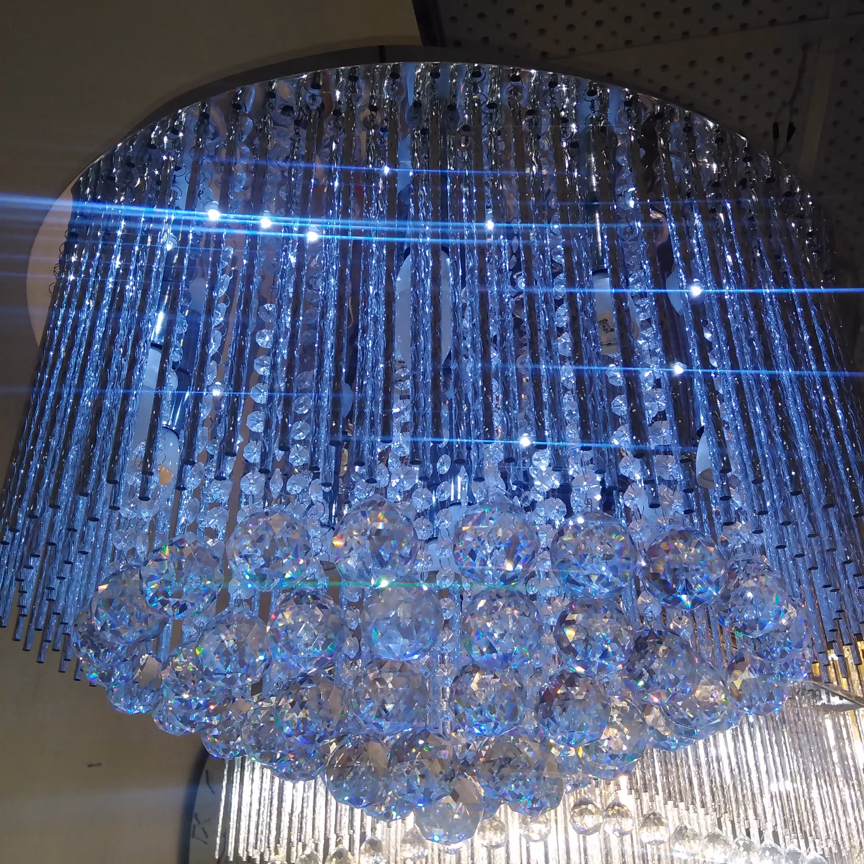 لوستر سقفی تمام کریستال. کنترلی