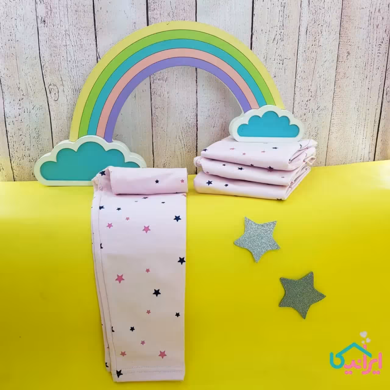 شلوار  دخترانه صورتی ستاره ای  هم باشه دیگه حرفی میزارن واسه گفتن 