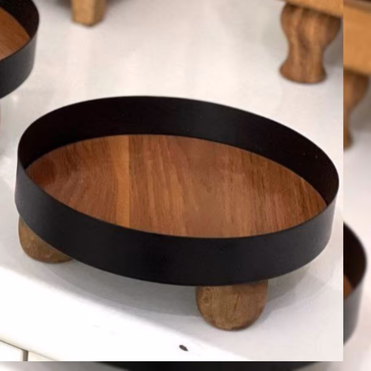 رایزر گرد پایه دار دور فلزی کف چوب