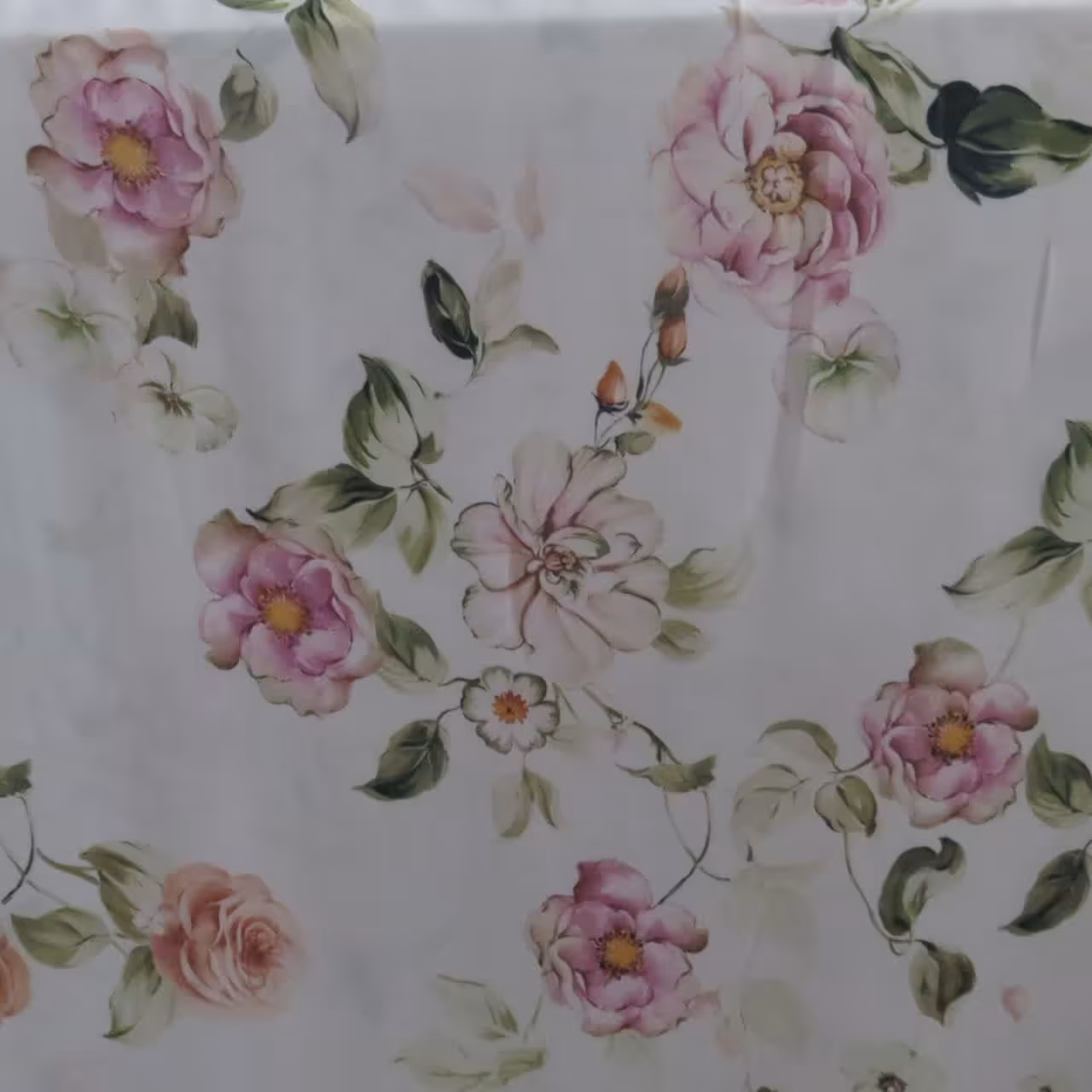 پارچه کرپ حریر گلدار.زمینه سفید.عرض 1.5 متر.نیاز به آستر دارد