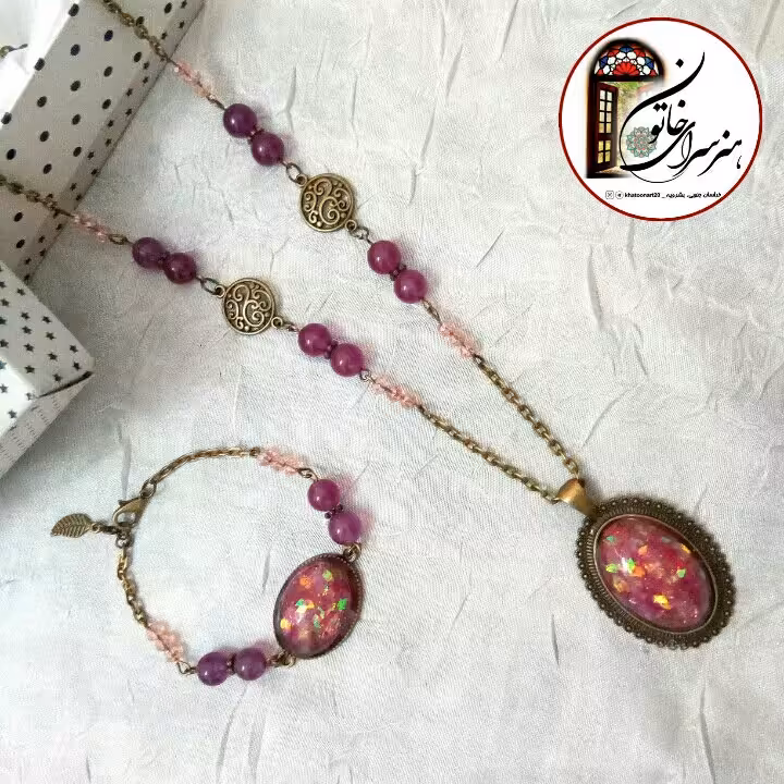 ست دستبند و رومانتویی
با نگین های رزینی