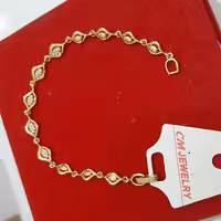 دستبند برندCM طلایی رنگ ثابت طرحی زیبا همراه با نگین اتمی