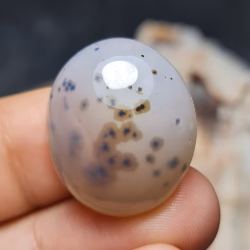  نگین فوق العاده زیبای سنگ صد درصد طبیعی عقیق بسیار خاص زغالداز اصل معدنی
کد 27479
