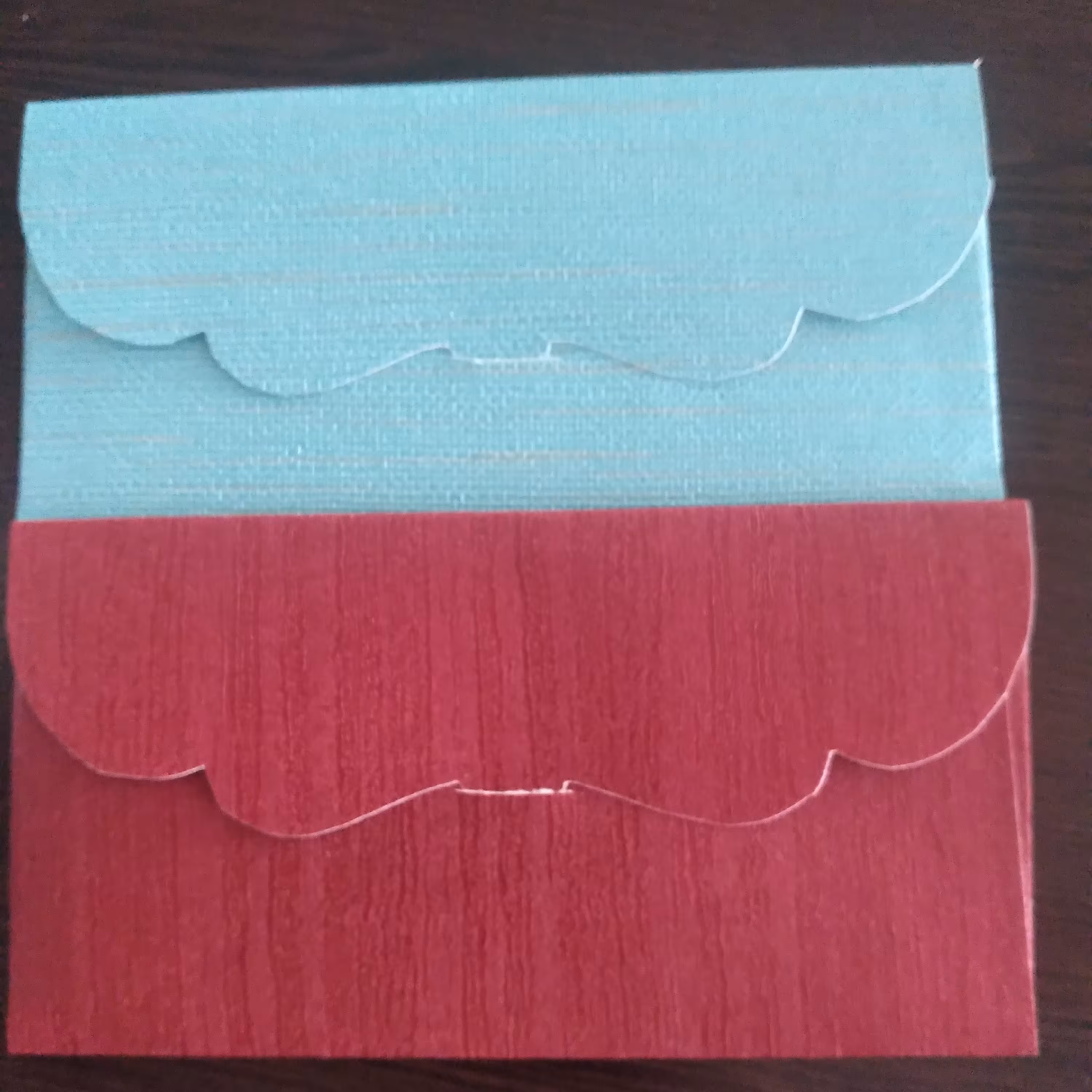 کارت های هدیه وزن هر عدد7گرم هر صدتا 700 رنگ های مختلف حتی فاعلیت پاک کردن با پارچه نمدار 