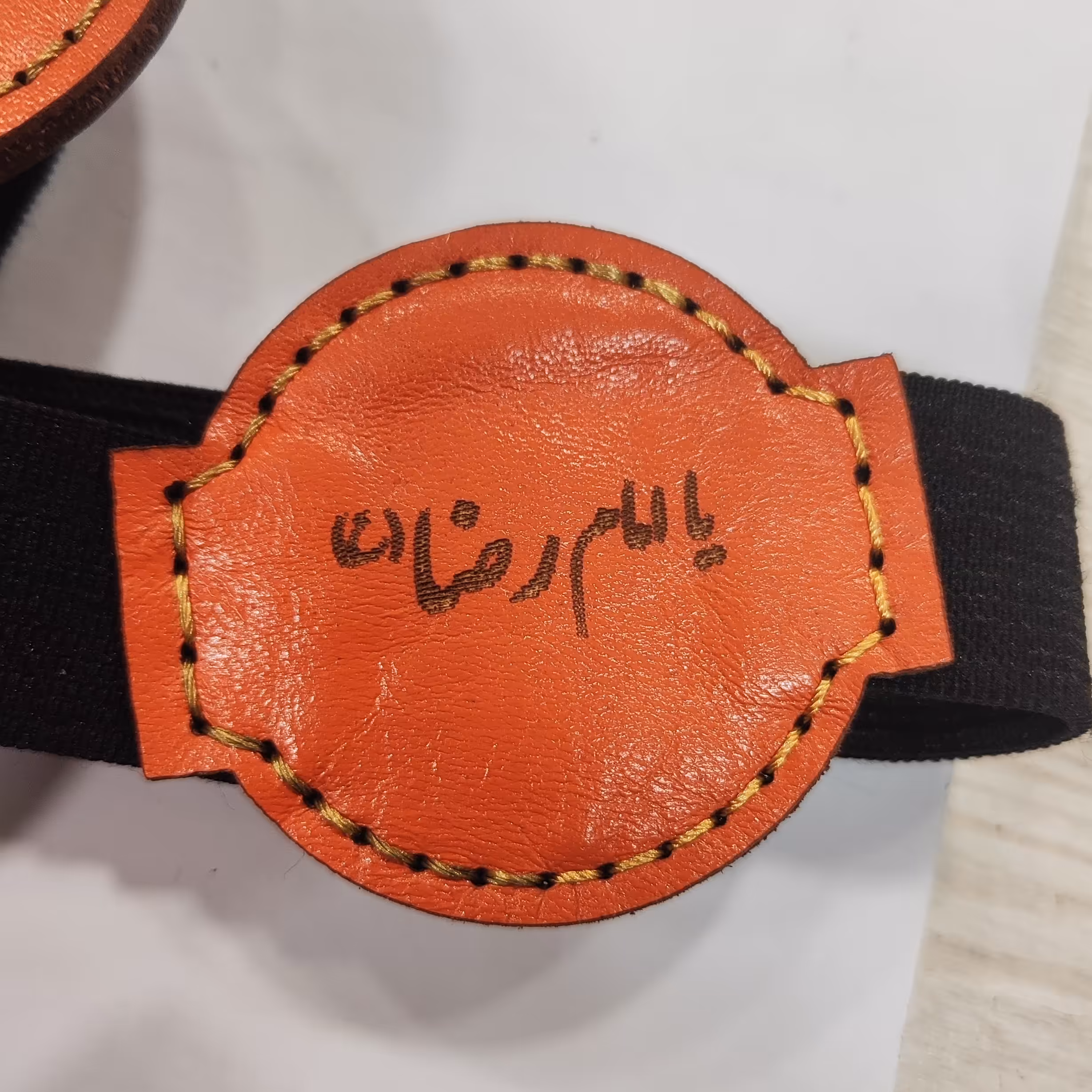 بازوبند چرم طبیعی کش پهن با حرز امام جواد علیه السلام