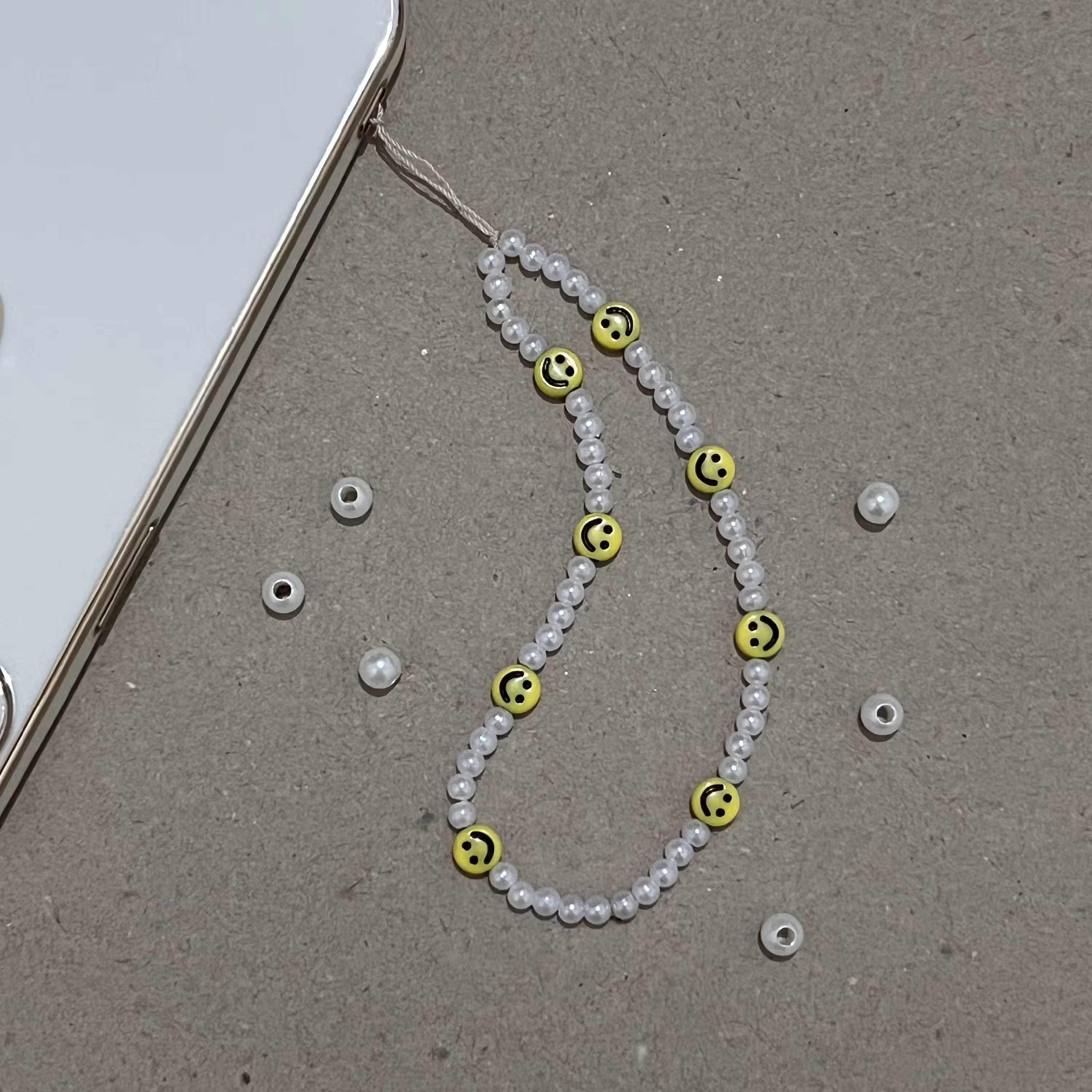 آویز گوشی سفید اسمایل