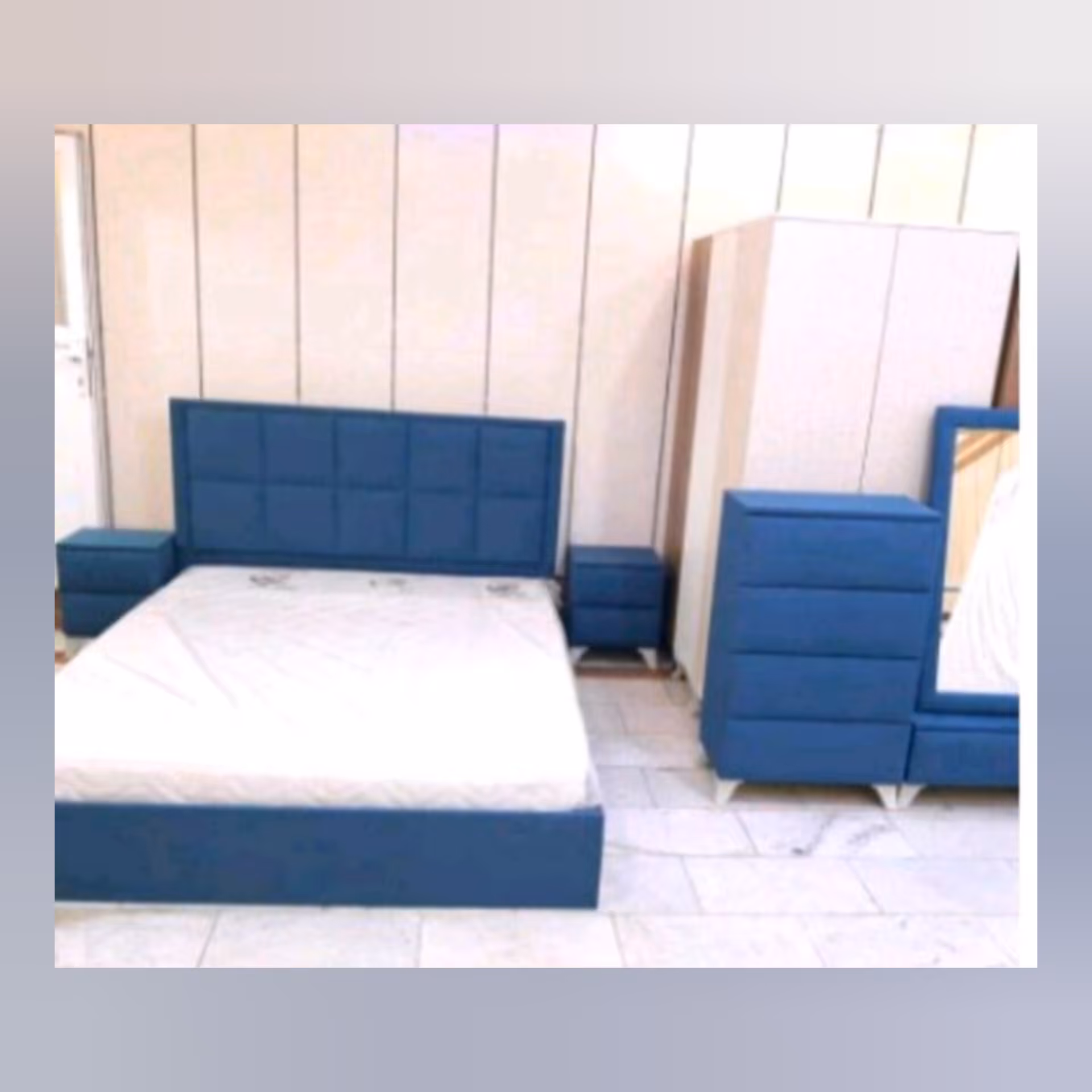 سرویس تخت خواب با تشک دو نفره همراه با آیینه و کنسول دو عدد پا تختی و یک صندلی 