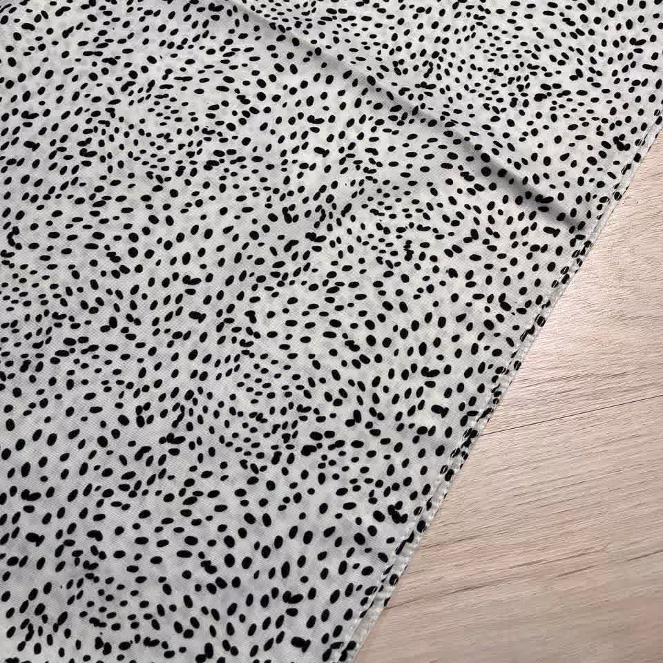 روسری نخی ابریشم روسری دخترانه و زنانه روسری دور دست دوز روسری قواره بزرگ روسری قوار 140 روسری سفید خالخالی