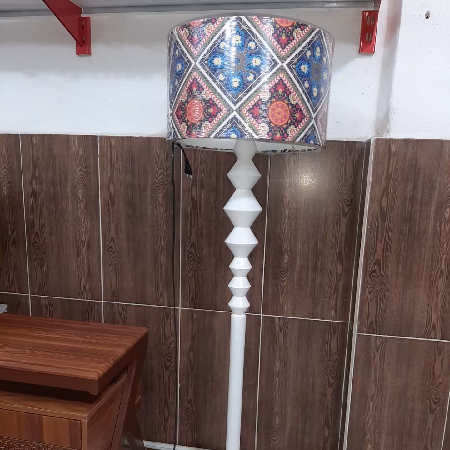 آباژور کنارسالنی تک پایه خراطی رنگ سفید