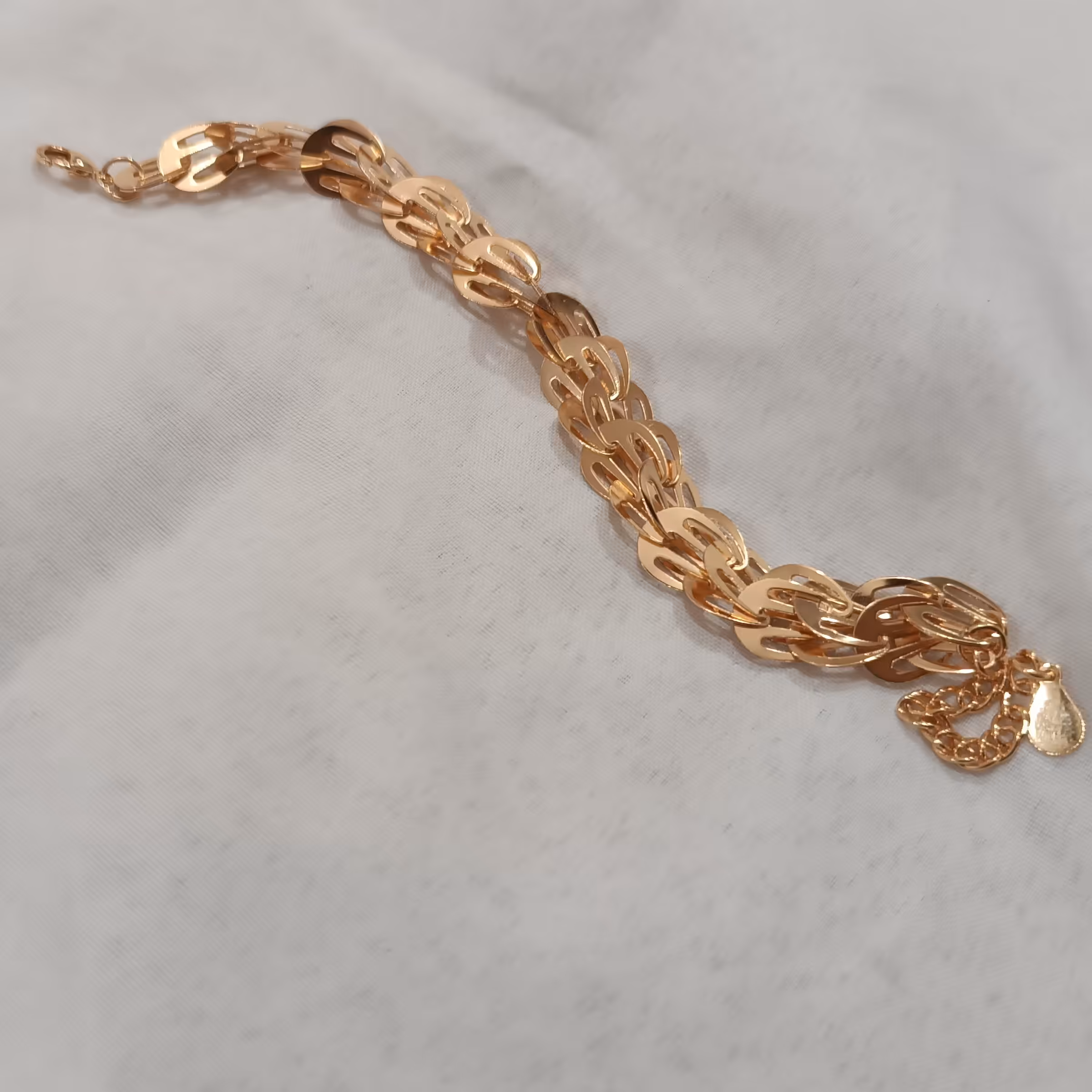 دستبند پولکی رنگ ثابت ضد حساسیت در دو رنگ نقره ای و طلایی