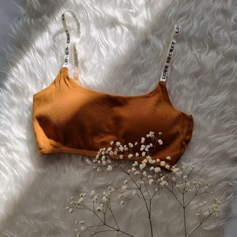 سوتین دخترانه 
بدون قزن
کاپ متحرک
تک رنگ 
سایز بندی 34 تا 38
