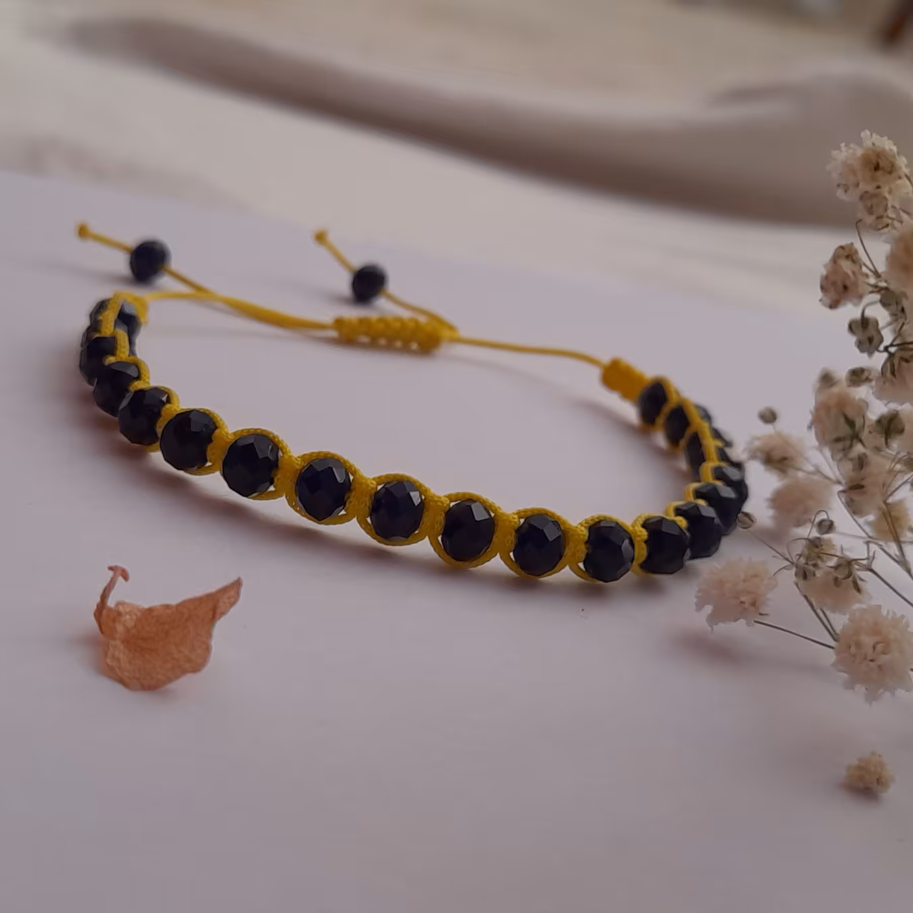 دستبند مهره بافت مکرومه مشکی 