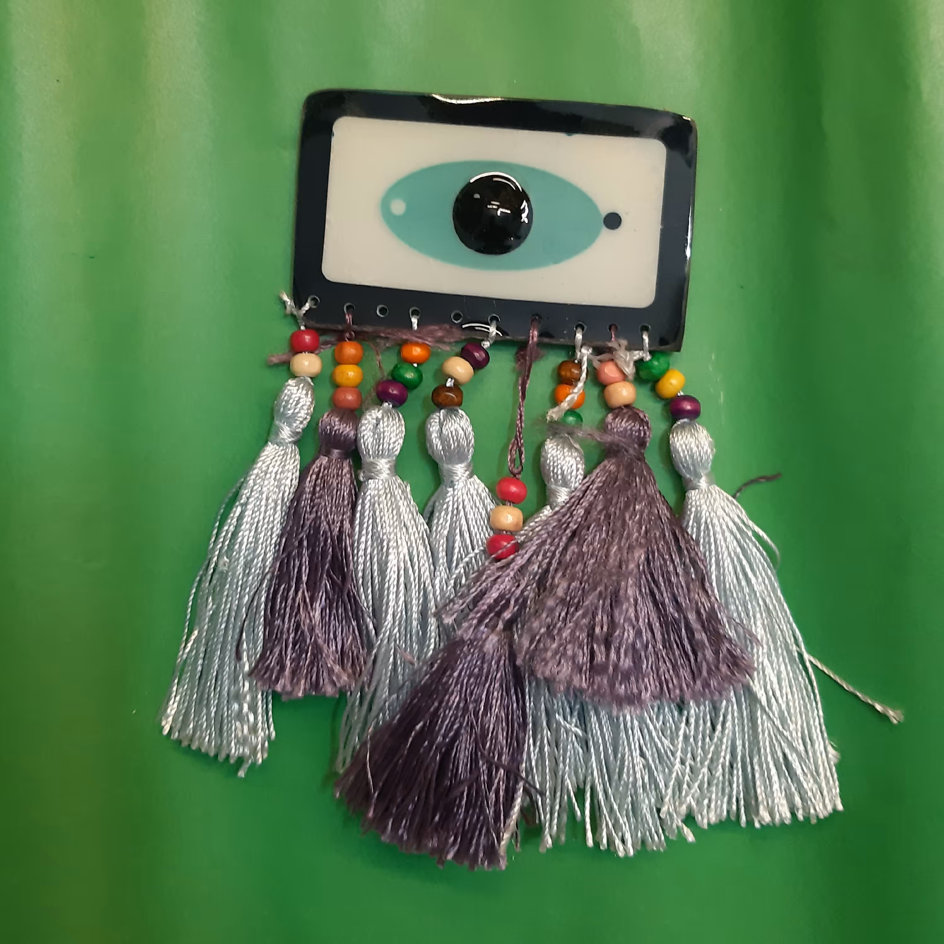 چشم نظر  ساخته شده با رزین اپوکسی دارای هشت منگوله 