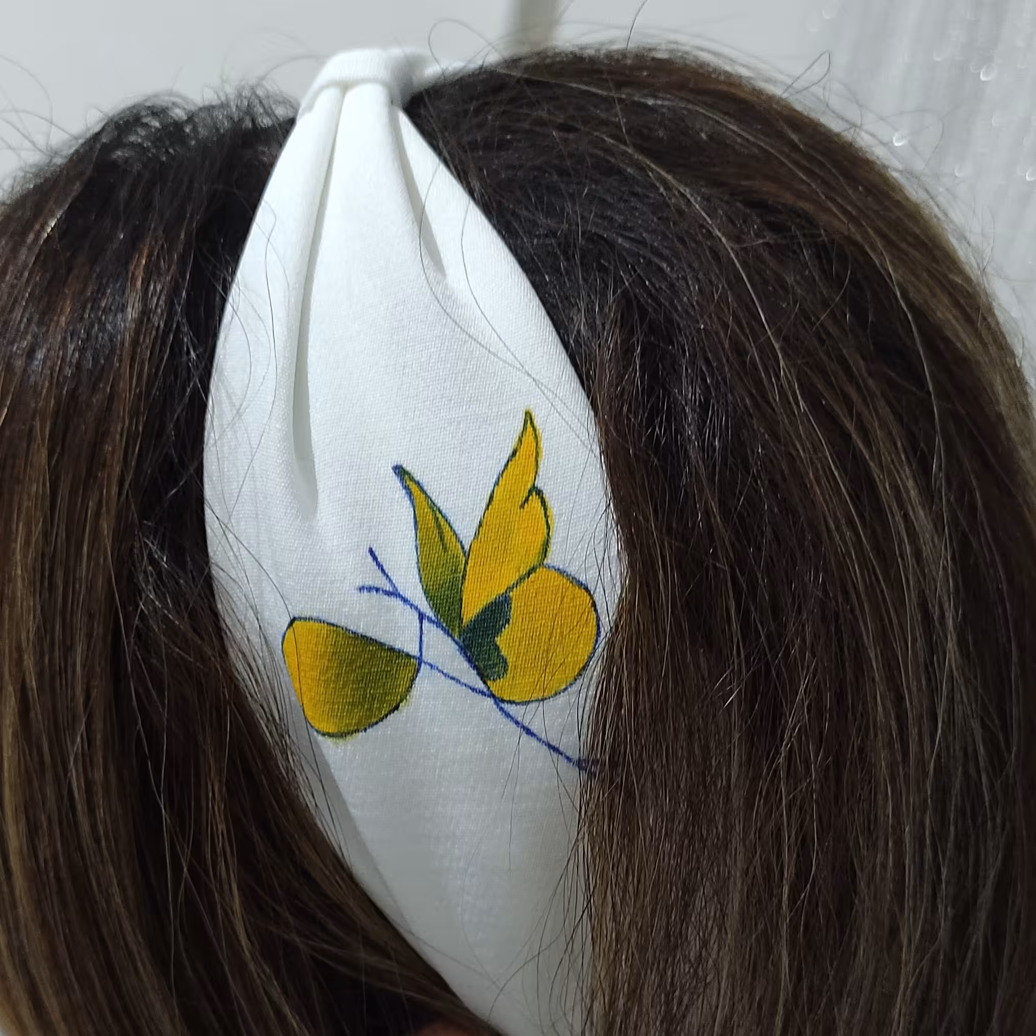 هدبندنقاشی گلدوزی شده زمینه کار سفید با طرح پروانه 