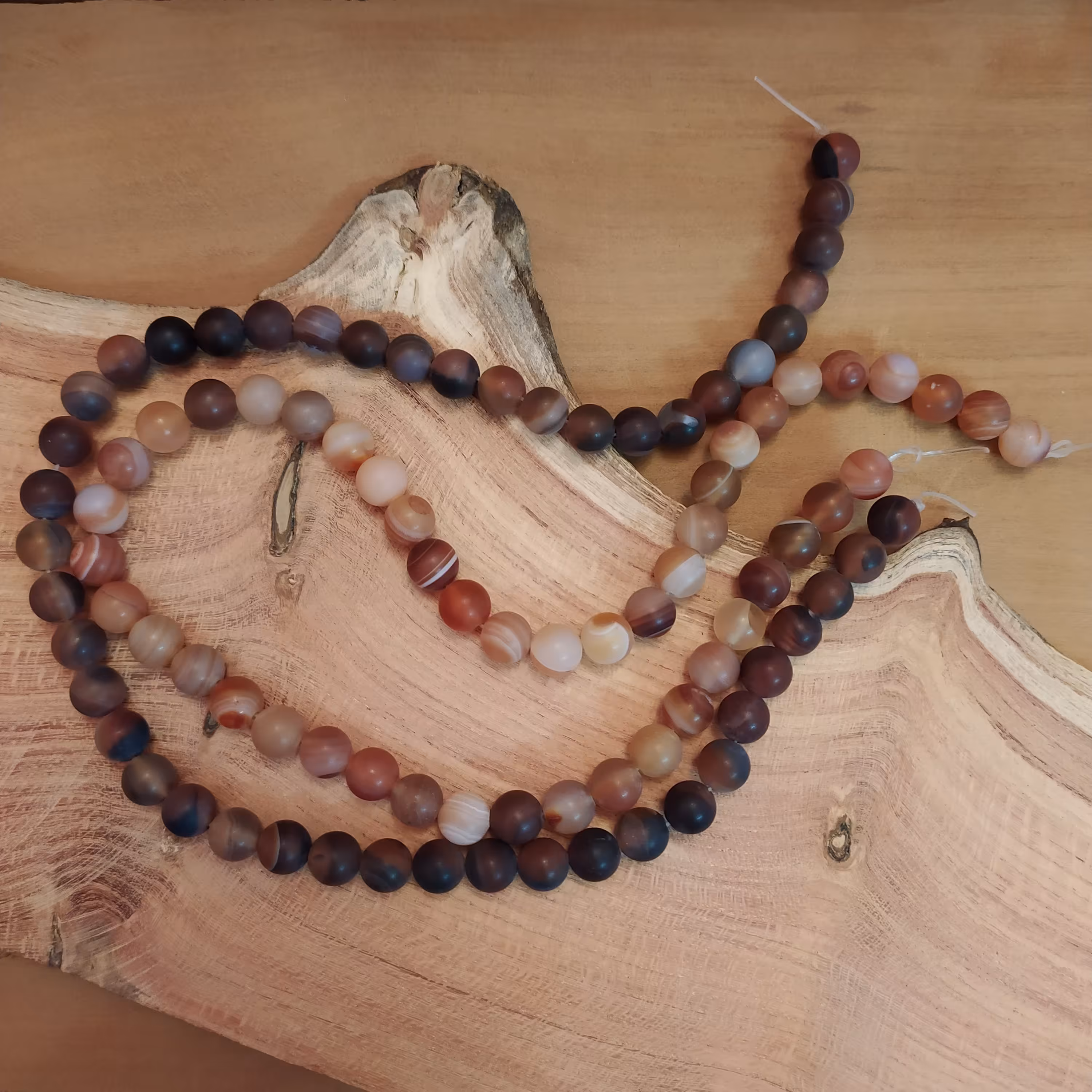 عقیق مات طیف قهوه ای تراش نخورده سایز 8 هر یک ریسه 48000 تومان