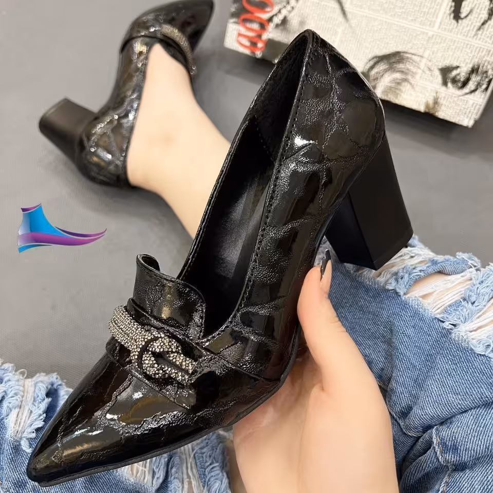 مجلسی دخترانه و زنانه طرح زی زی
کد 505
قالب استاندارد
مدل جدید
کیفیت عالی
پاشنه 5cm
Size 36 ta 40