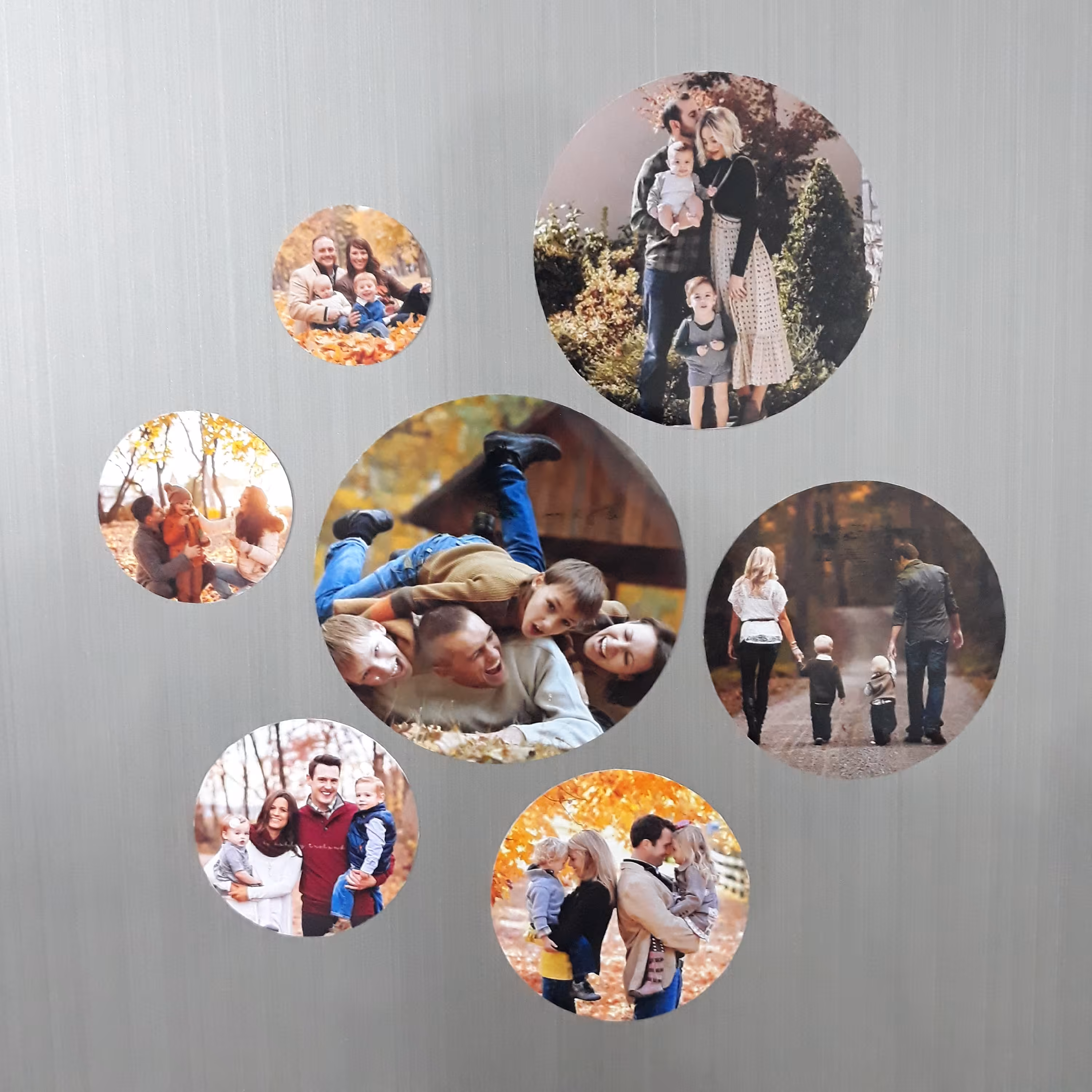 مجموعه مگنت رو یخچالی طرح دایره با عکس دلخواه شما از سایز  4 تا 10 سانتی متر