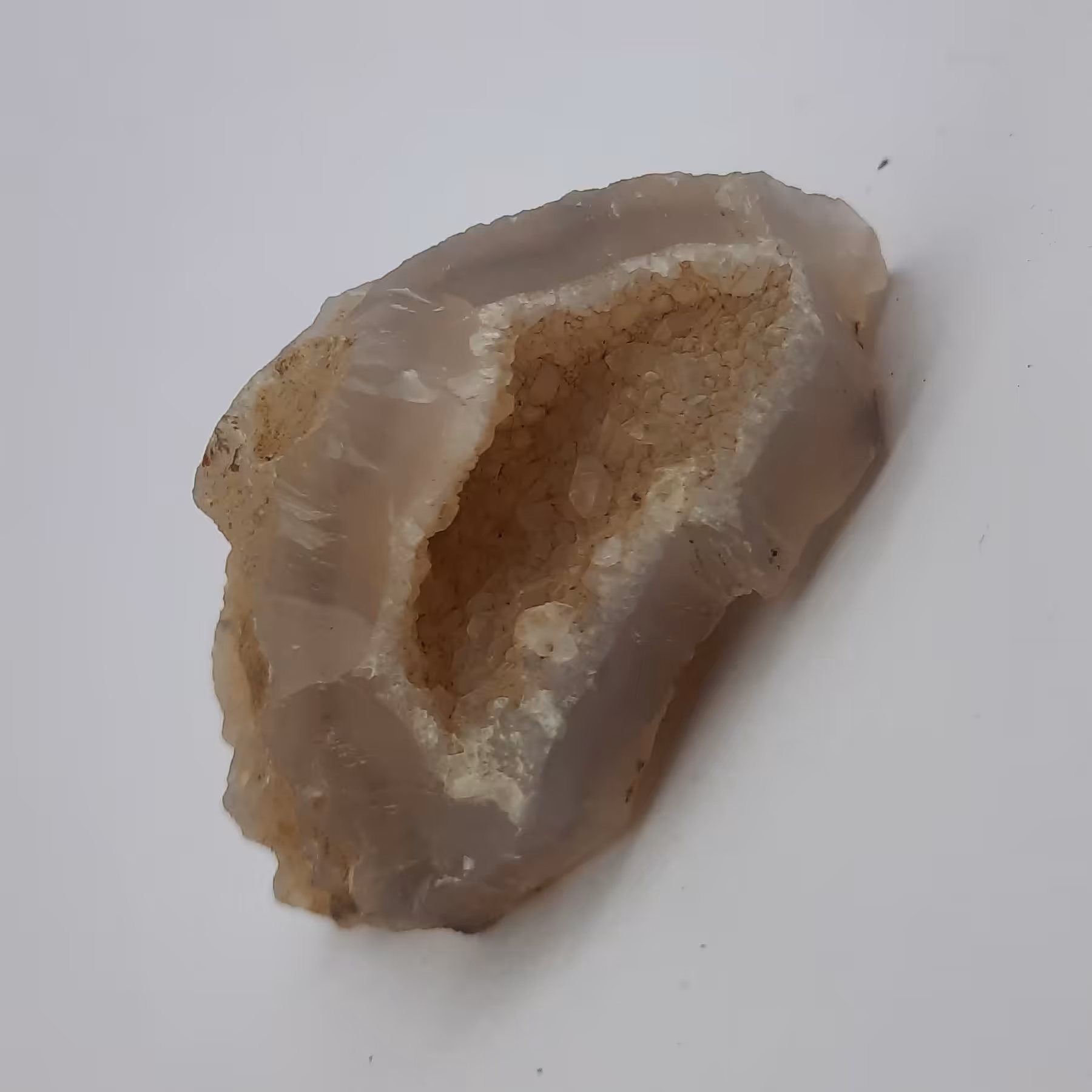 راف ژئود عقیق کوارتز کد سلام18 صد در صد معدنی با اثار شجر بوته در زیر نمونه