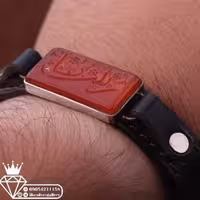 دستبند عقیق سرخ خطی منقش به ذکرزیبای یازینب بندچرم طبیعی گاوی (قاب نقره دستساز )