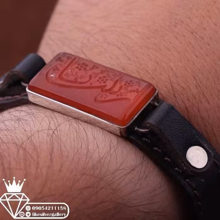 دستبند عقیق سرخ خطی منقش به ذکرزیبای یازینب بندچرم طبیعی گاوی (قاب نقره دستساز )