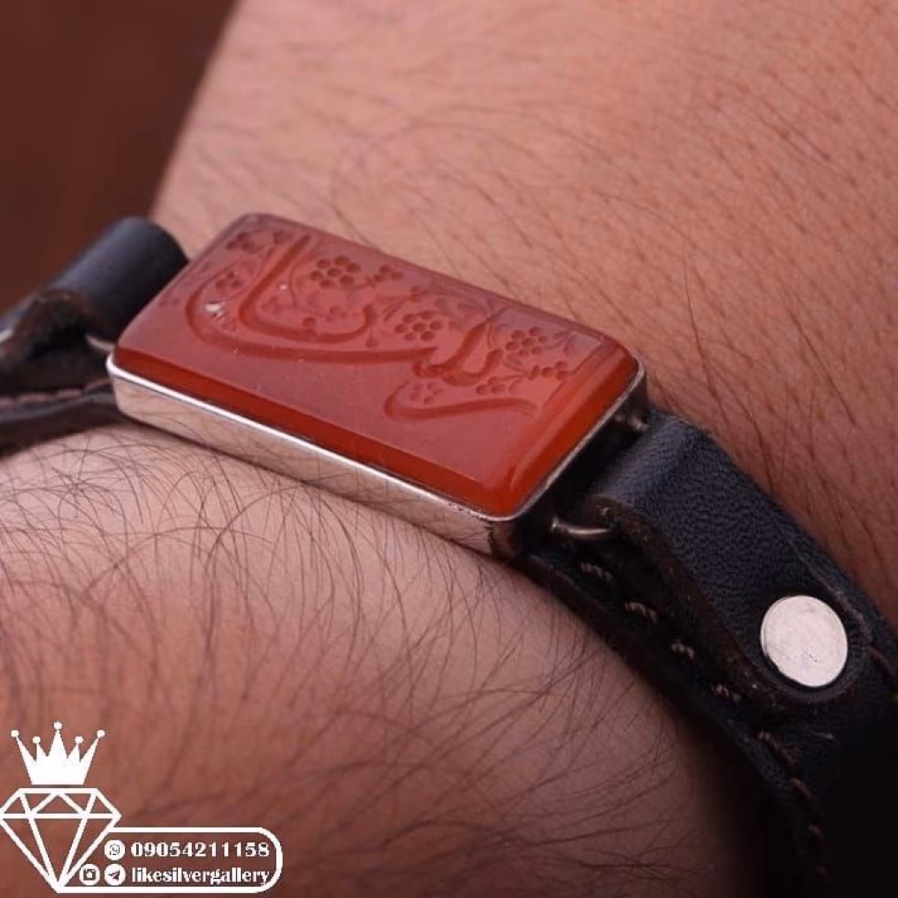دستبند عقیق سرخ خطی منقش به ذکرزیبای یازینب بندچرم طبیعی گاوی (قاب نقره دستساز )