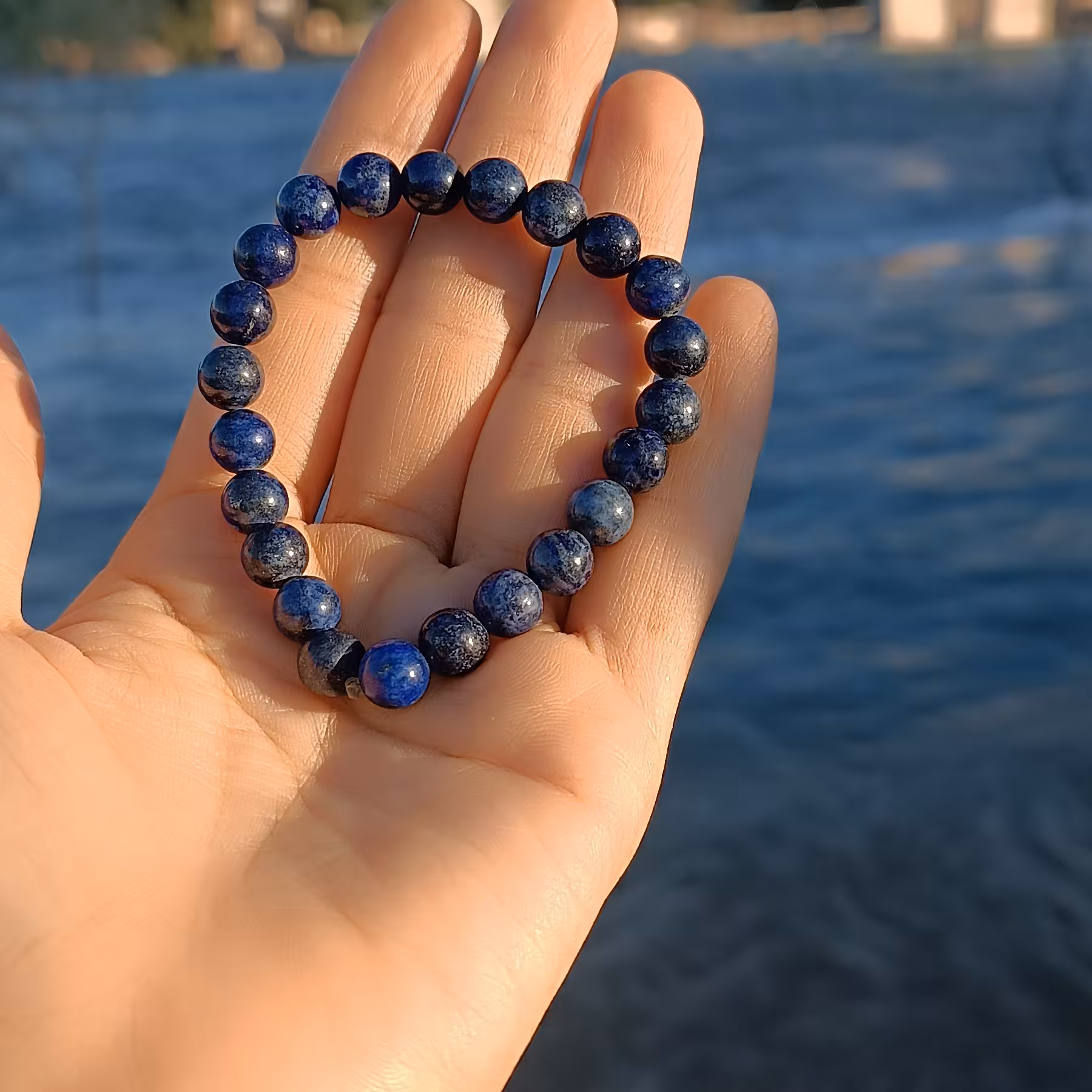 دستبند سنگ اصل  لاجورد افغان با کیفیت درجه یک و گره کشویی قابل تنظیم و امکان تبدیل به بند کشی در صورت تمایل شما 
