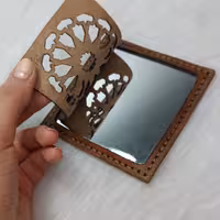 آینه دستی در قاب چرم بسیار زیبا .چرم طبیعی و دور دستدوز 