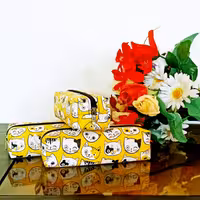 جامدادی.تک زیپ. از جنس چرم فانتزی دارای استر و فوم 