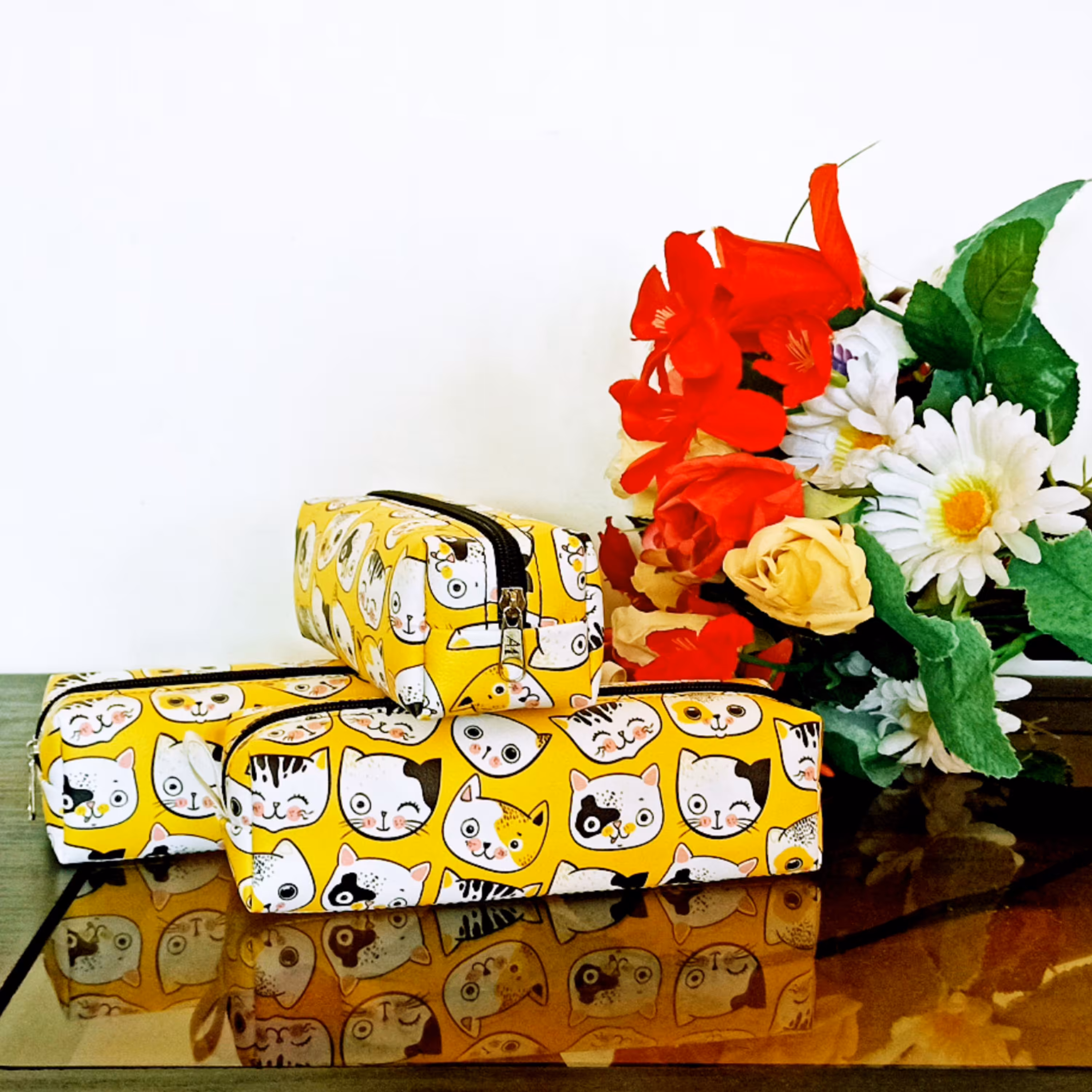 جامدادی.تک زیپ. از جنس چرم فانتزی دارای استر و فوم 