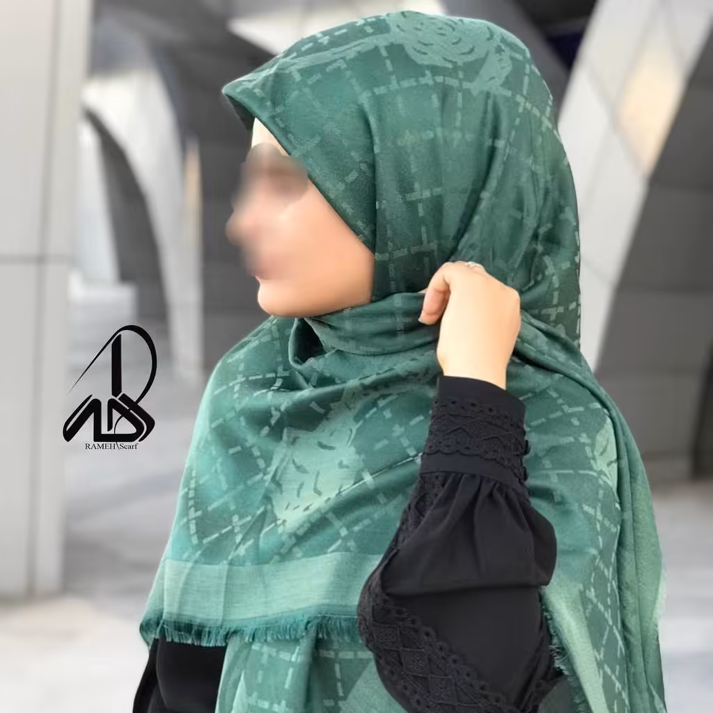 روسری ابریشم لمه دار دو رو طرح شنل رنگ سبز روسری لمه روسری سبز روسری شنل روسری مجلسی روسری شیک روسری لمه دار