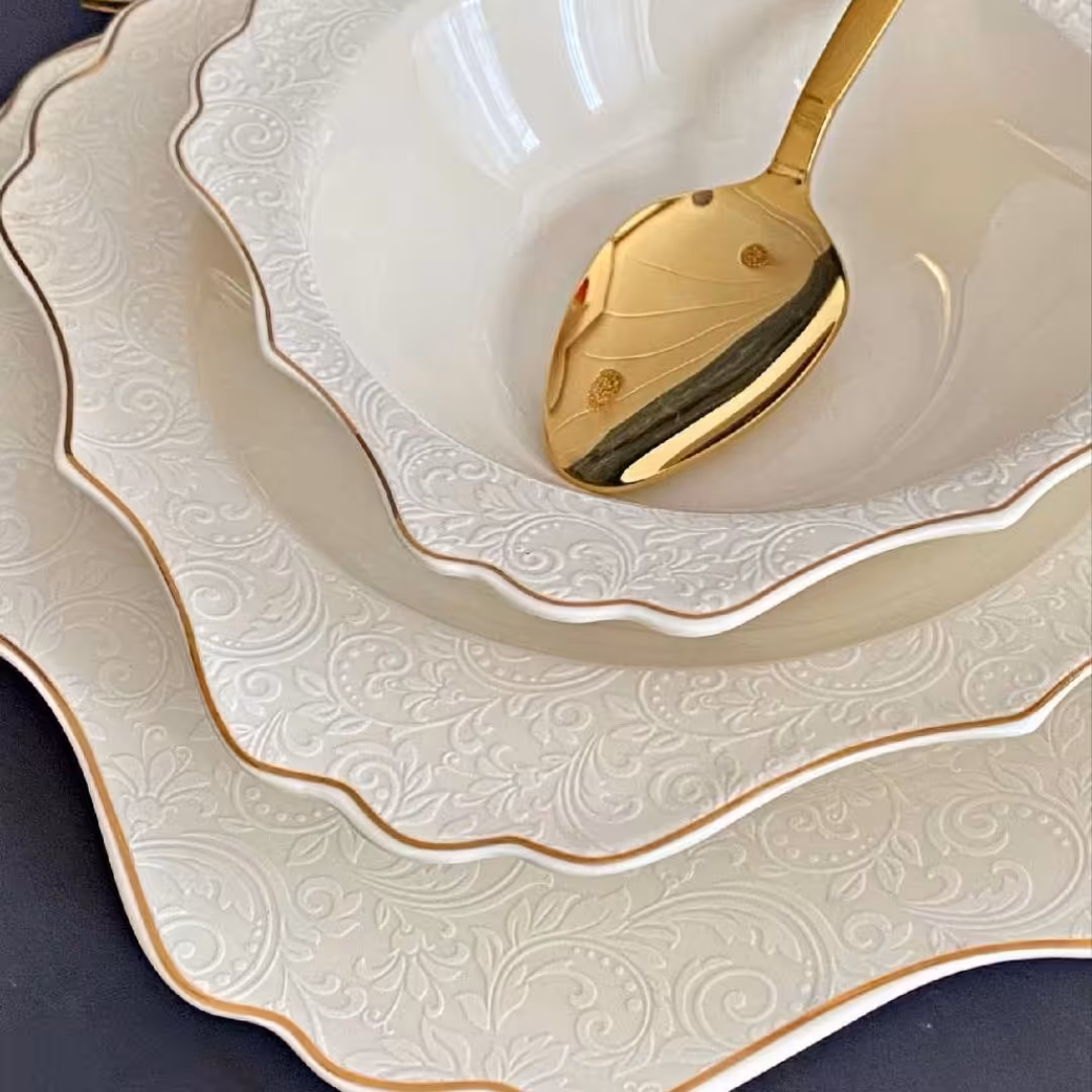 جدیدترین سرویس غذا خوری گل برجسته
محصول acar ترکیه
دکور شده با طلای 
طرح روی بدنه 