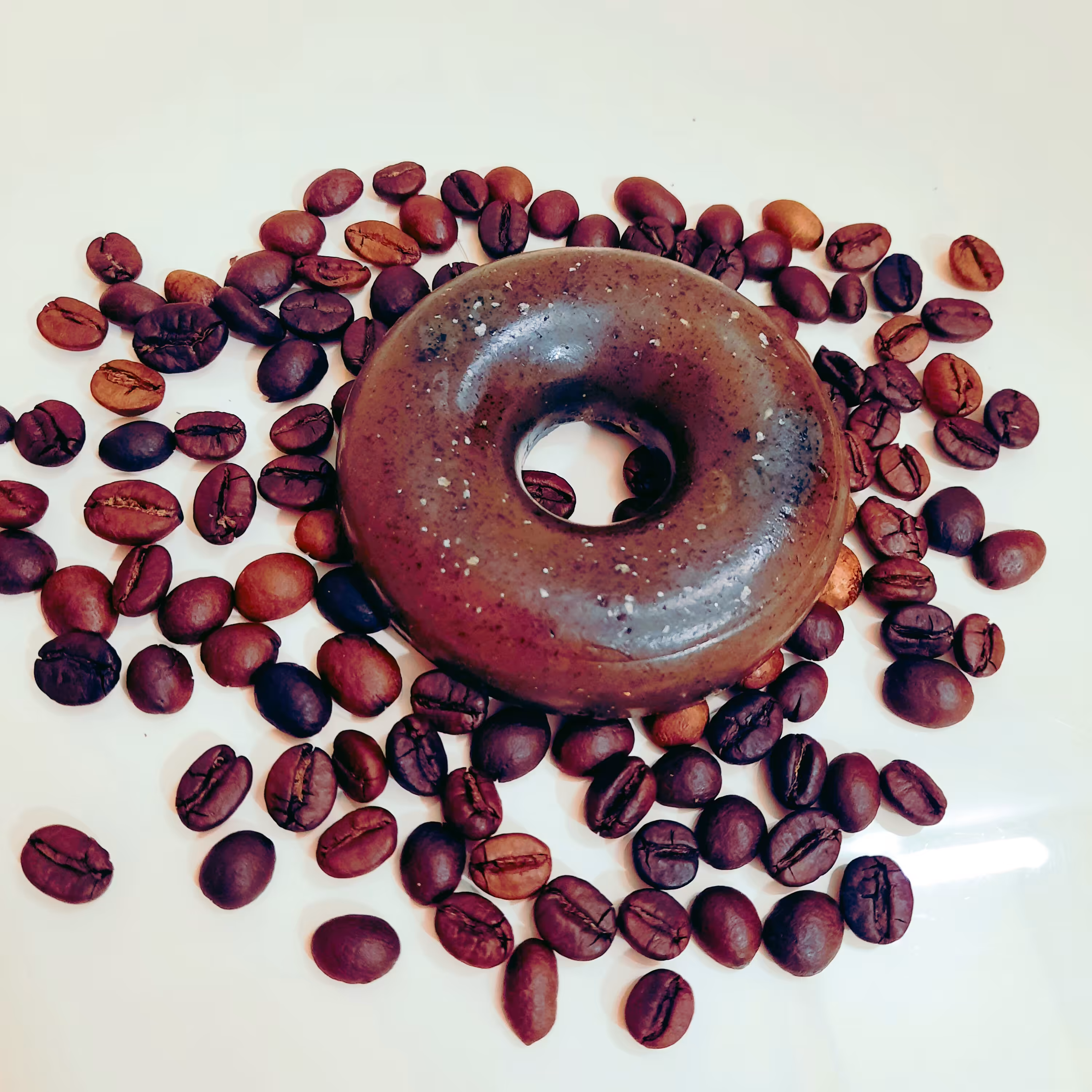 صابون گیاهی و درمانی دستساز طرح دونات  قهوه از عصاره قهوه ودانه قهوه و شی باتر درست شده رایحه شیرتافی وزن 53گرم،