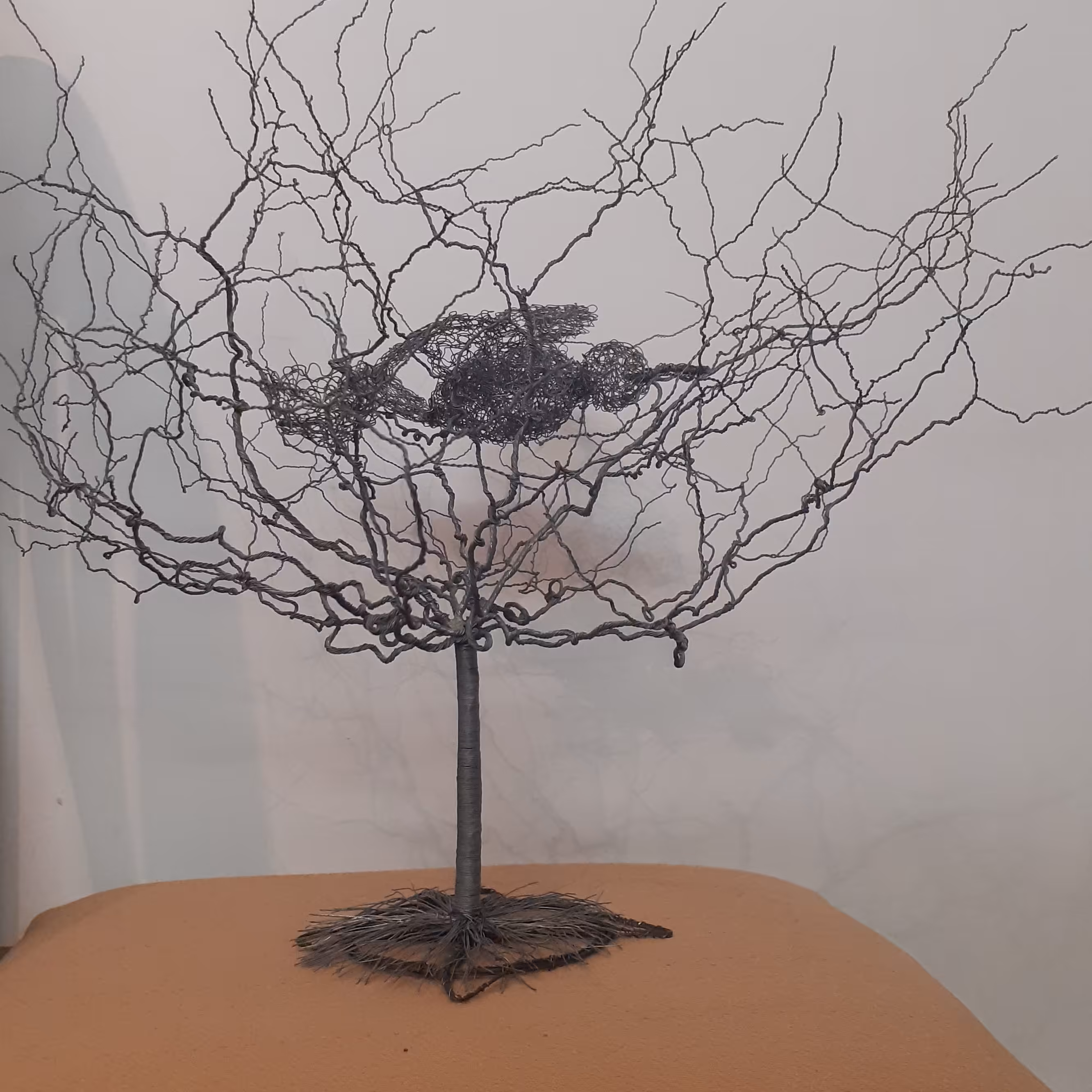 دکوری درخت سیمی کهنسال زمستانی و پرنده 