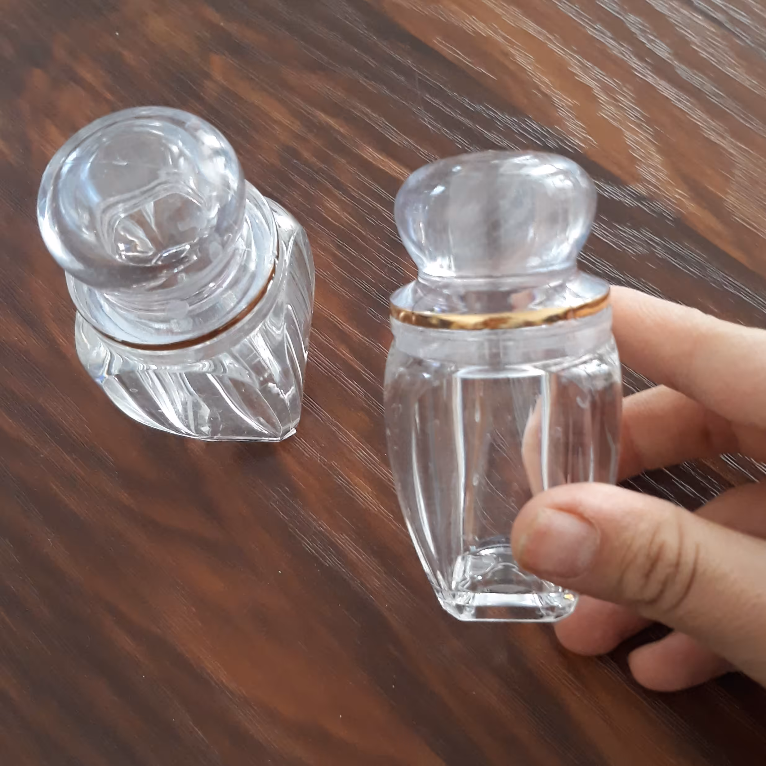 ظرف زعفران ظرف درب دار زعفران و هل نقلی  جا زعفرانی کریستال با لبه طلایی رنگ قوطی  