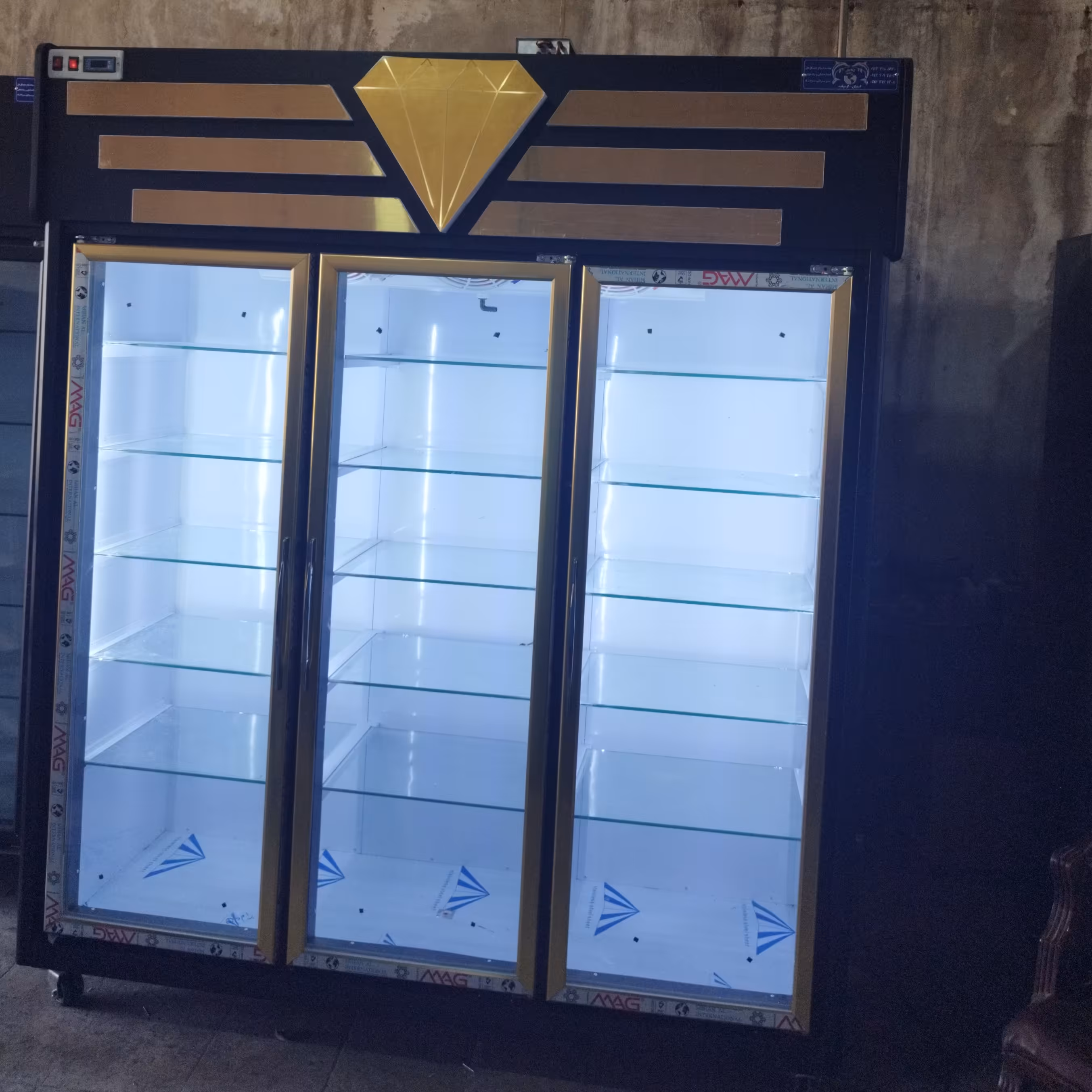 یخچال صنعتی سه درب (دومتری) مشکی طلایی هزینه ارسال به عهده مشتری