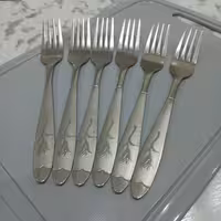 چنگال غذاخوری طرح گل میخک بسته 6 عددی جنس فولاد زد زنگ عیار 18 ضخامت 2 میل 