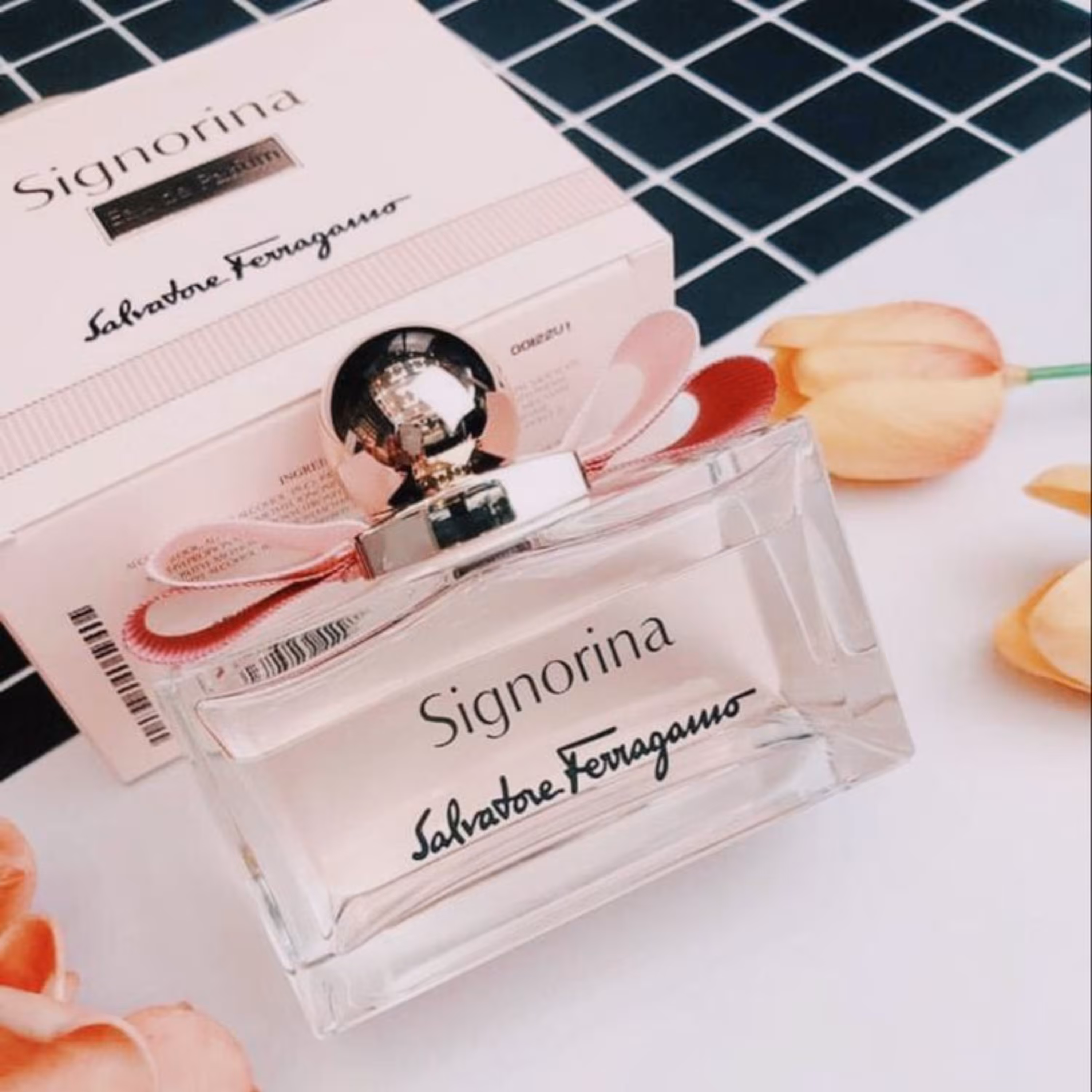 عطر سیگنورینا  زنانه اعلا خالص گرمی 52 هزارتومان 
