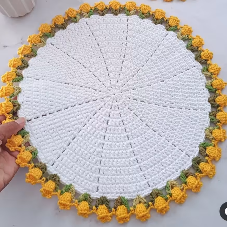 زیربشقابی  بافتی زیبا و تمیز  رنگ کرم با گلهای رز زرد رنگ کار قابل تعویض با همون قیمت قابل شستشو و تحمل دمای گرم 