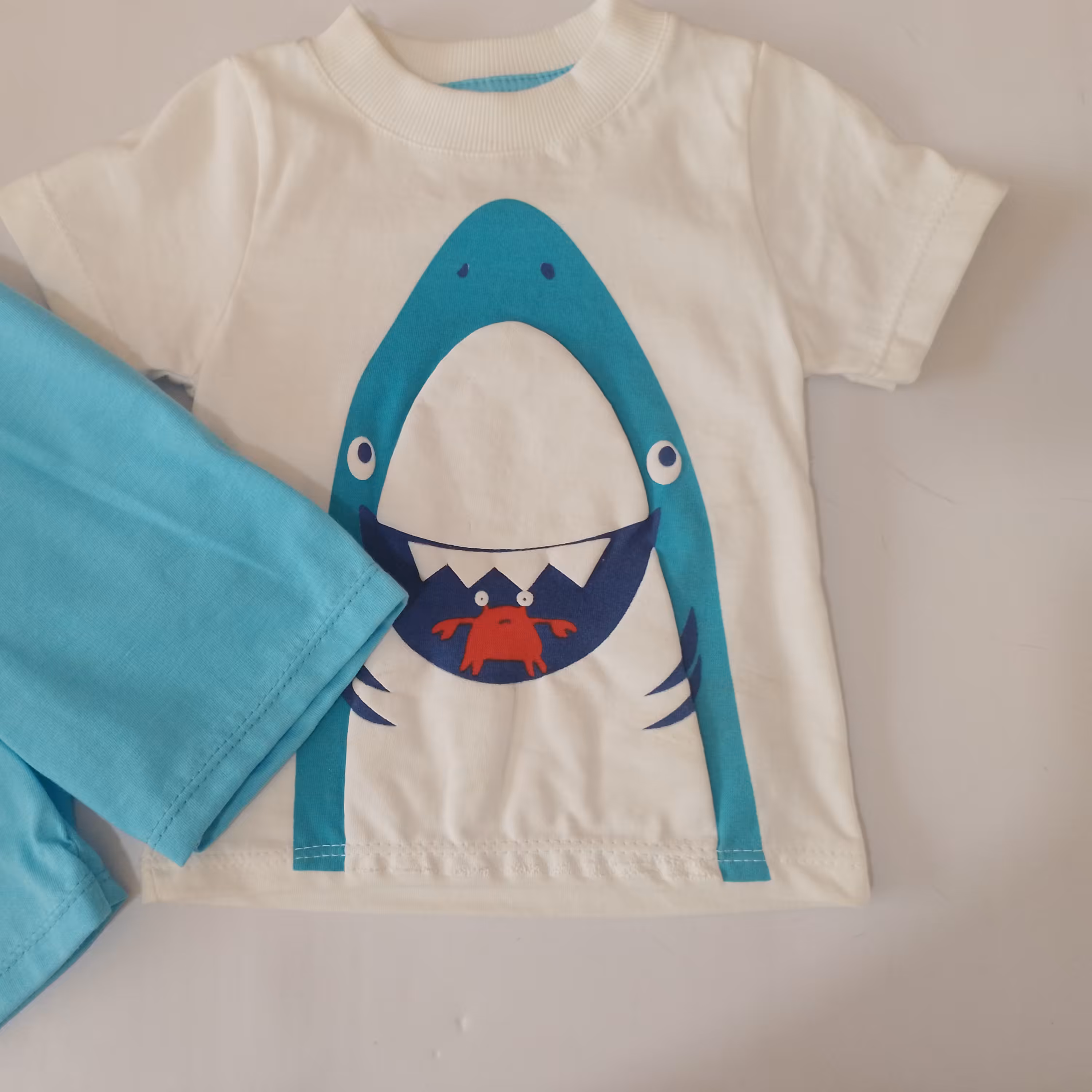 ست  تیشرت و شلوارک طرح نهنگ سایز 1.2.3.4 رنگبندی طبق عکس 