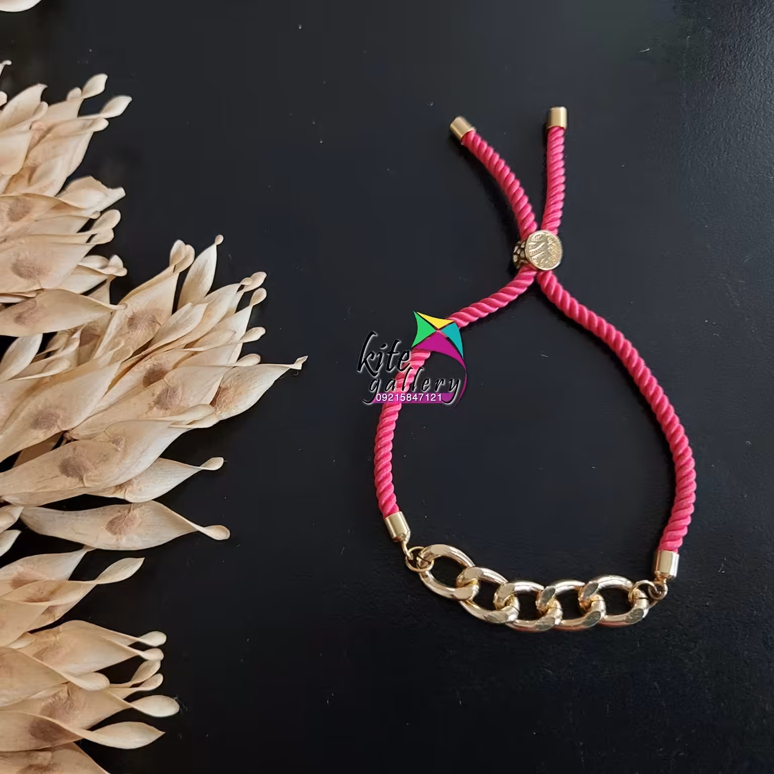 دستبند کارتیر با بند کرواتی 