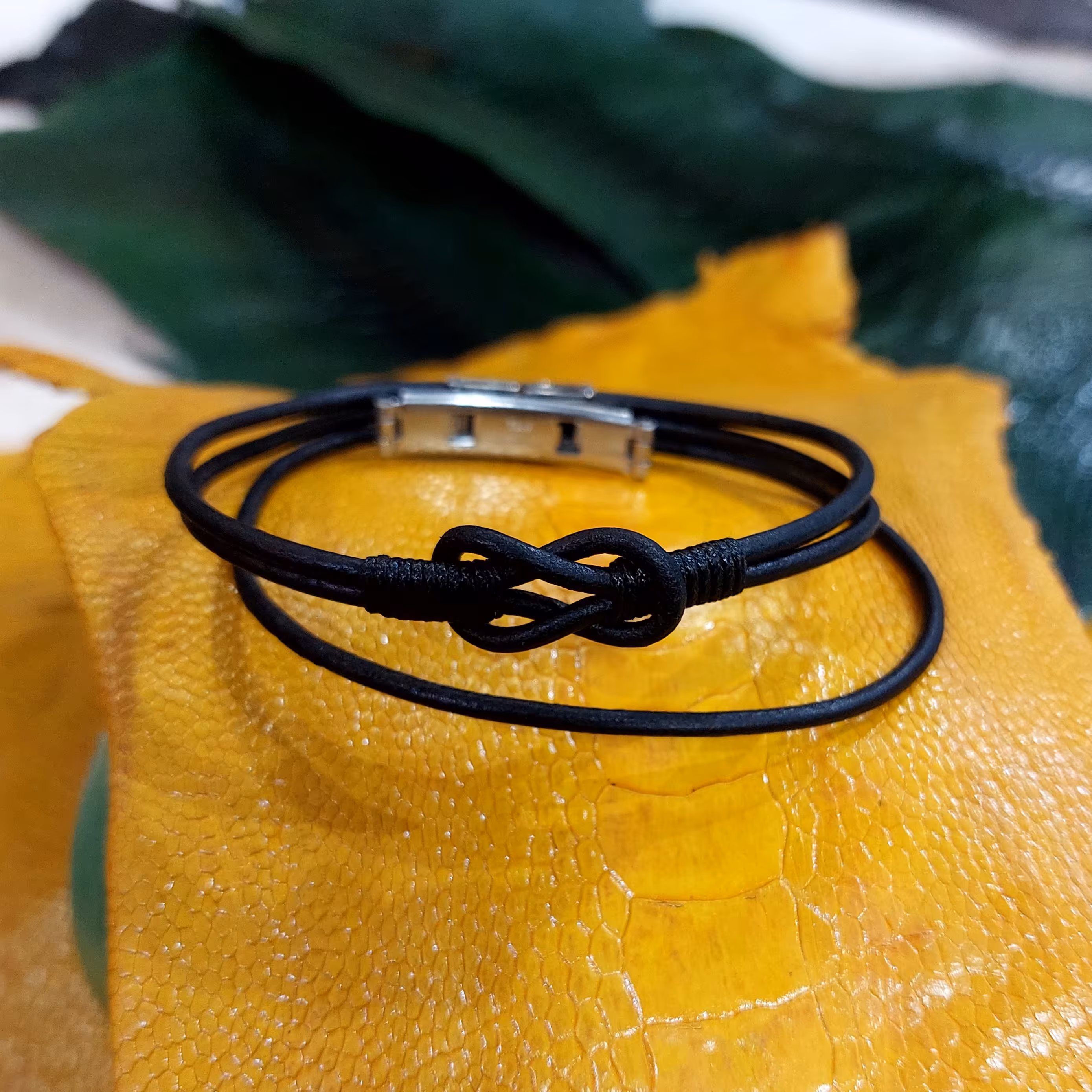 دستبند چرمی  دستدوز کد16