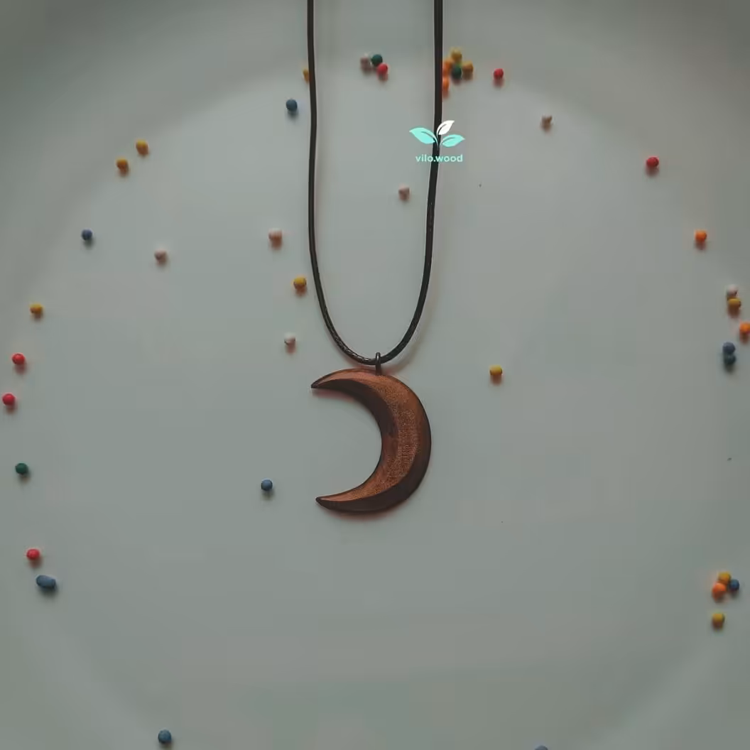 گردنبند چوبی طرح ماه مناسب خانم ها و آقایان مدل 0012