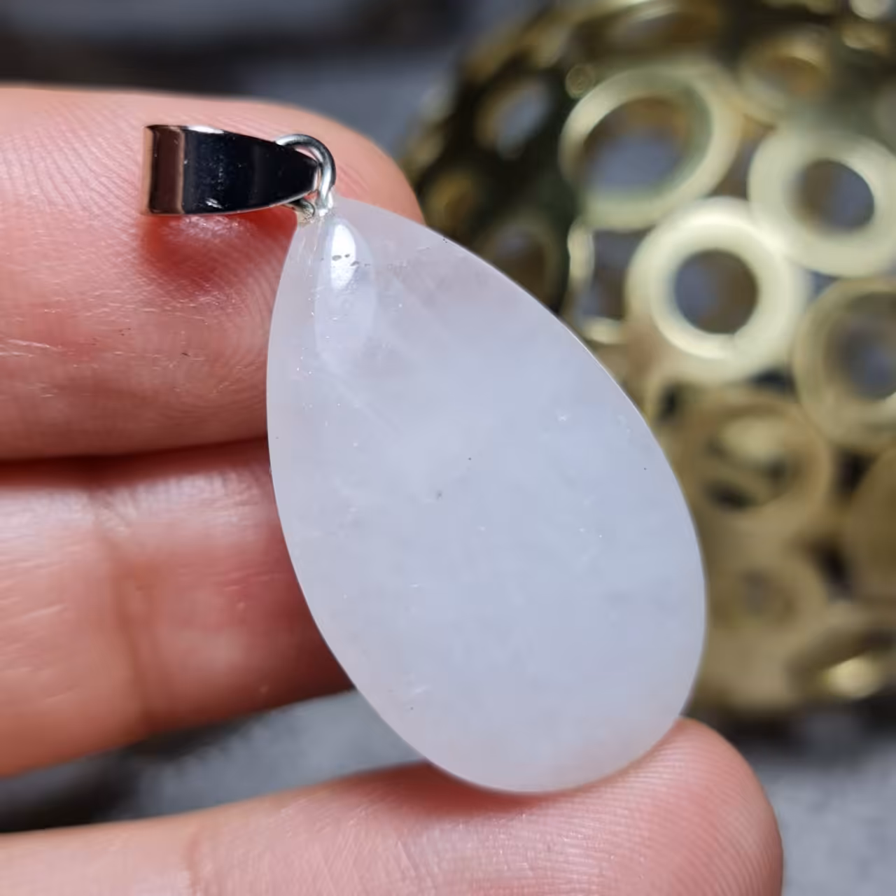  گردن آویز  زیبای سنگ طبیعی کوارتز یخی اصل معدنی با تراش دو طرفه
کد 24963
