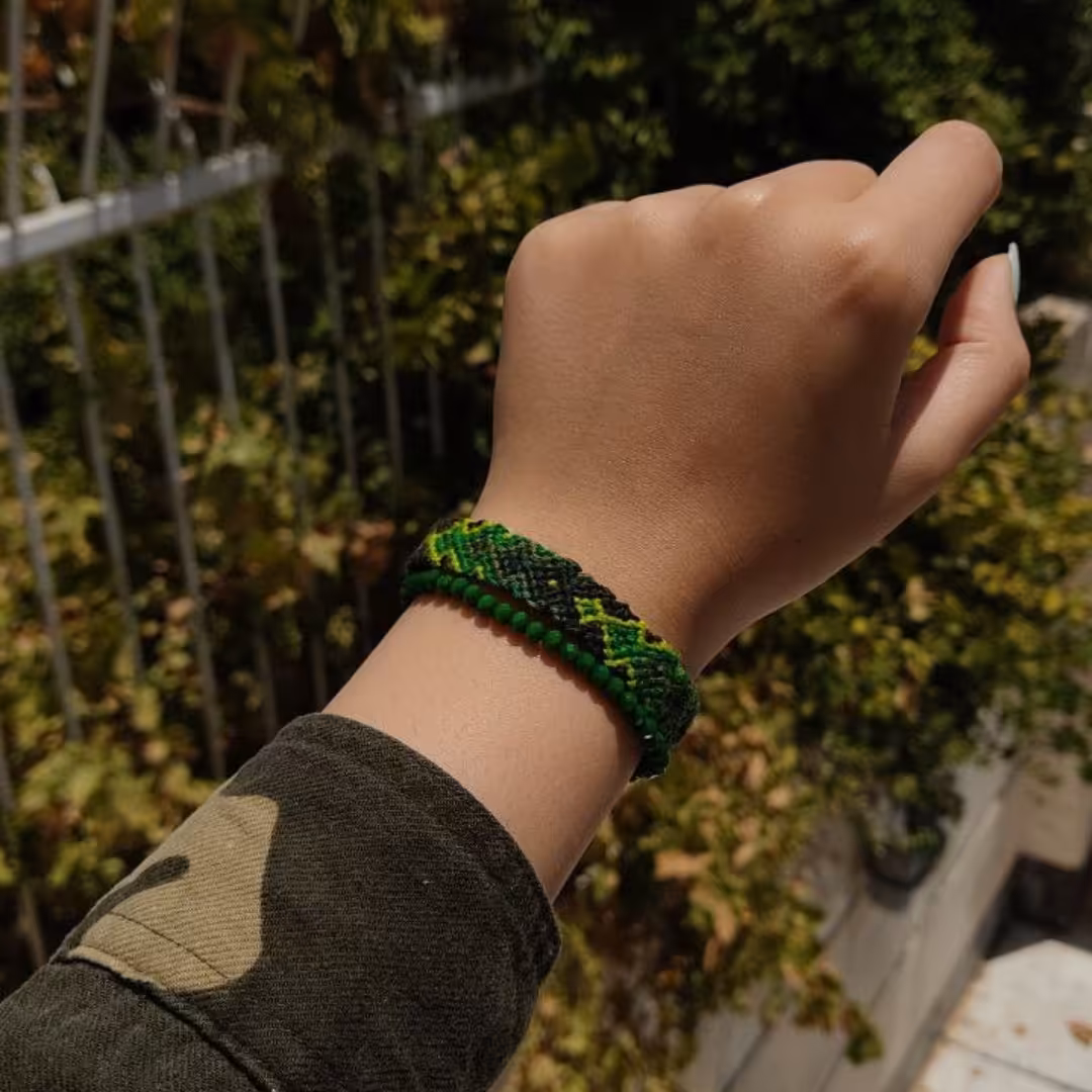 دستبند مکرومه دست بافت سبز رنگ قابل سفارش در طرح و رنگ دلخواه 