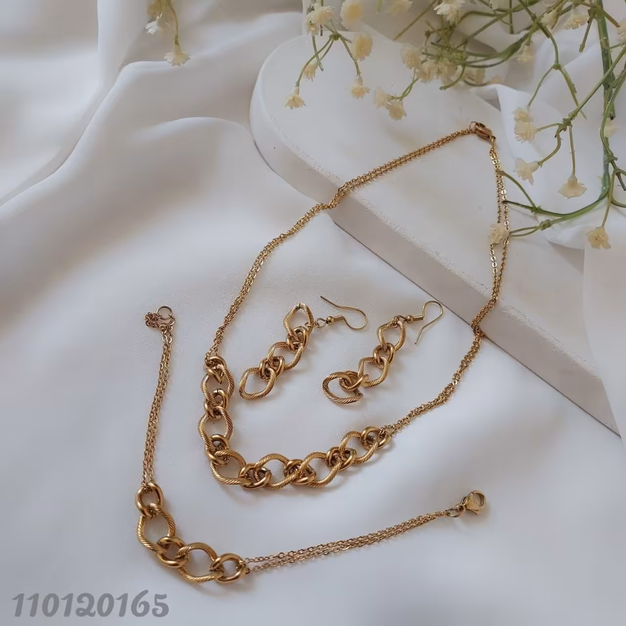 سرویس ظریف طرح طلا.گردنی _گوشواره_دستبند.مدل گوشواره عصایی.جنس استیل.رنگ ثابت.207.